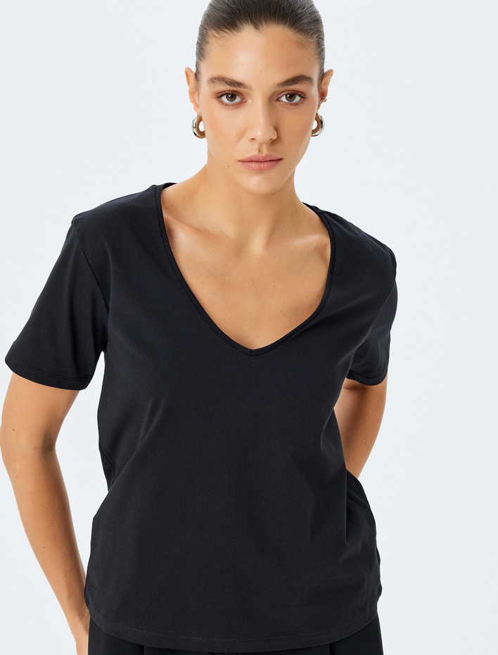  Pamuklu Kısa Kollu Basic V Yaka Tişört