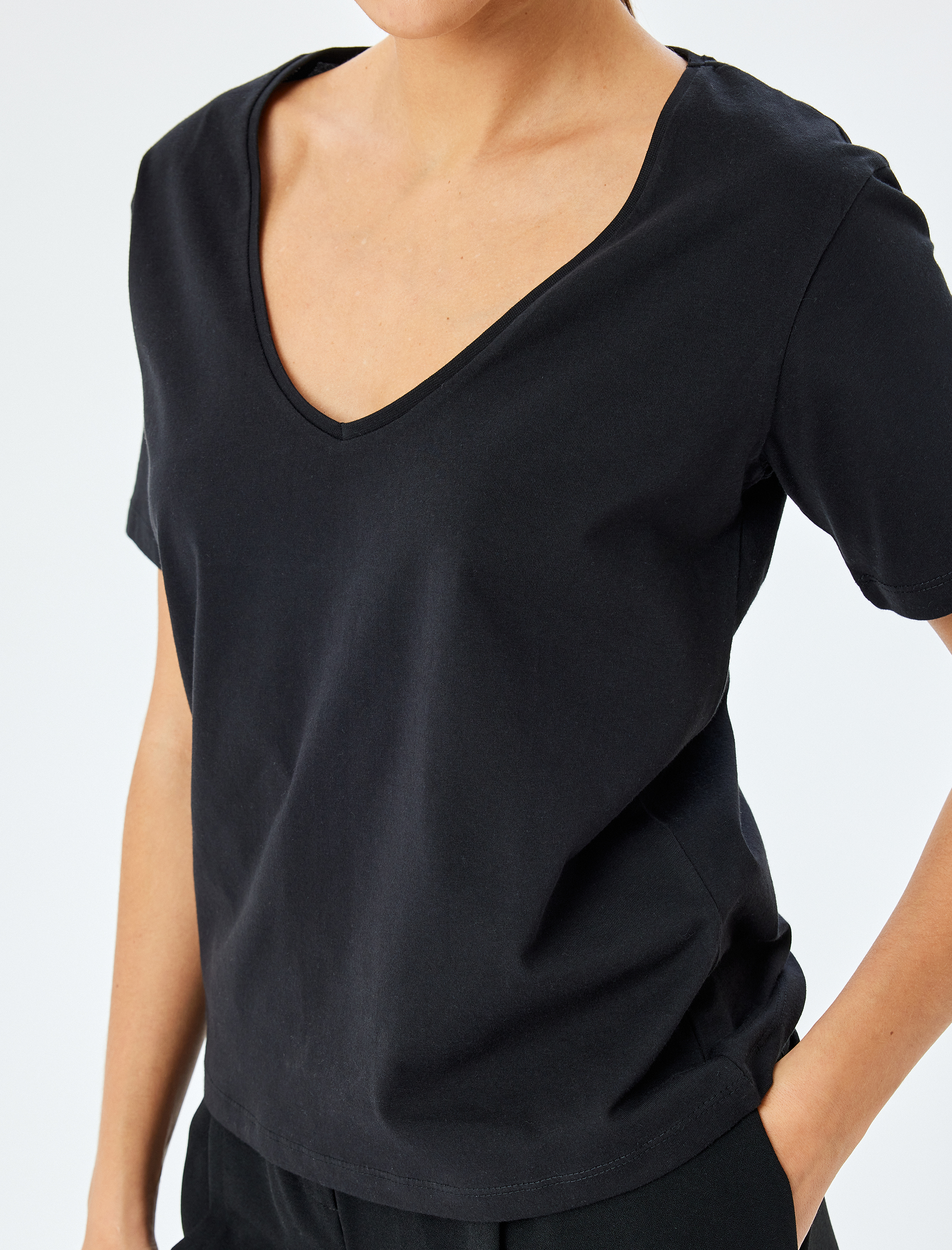   Pamuklu Kısa Kollu Basic V Yaka Tişört