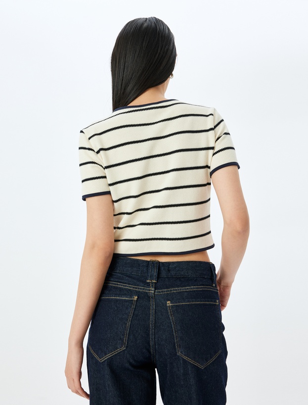 Çizgili Düğme Detaylı Kısa Kollu Crop Bluz_3