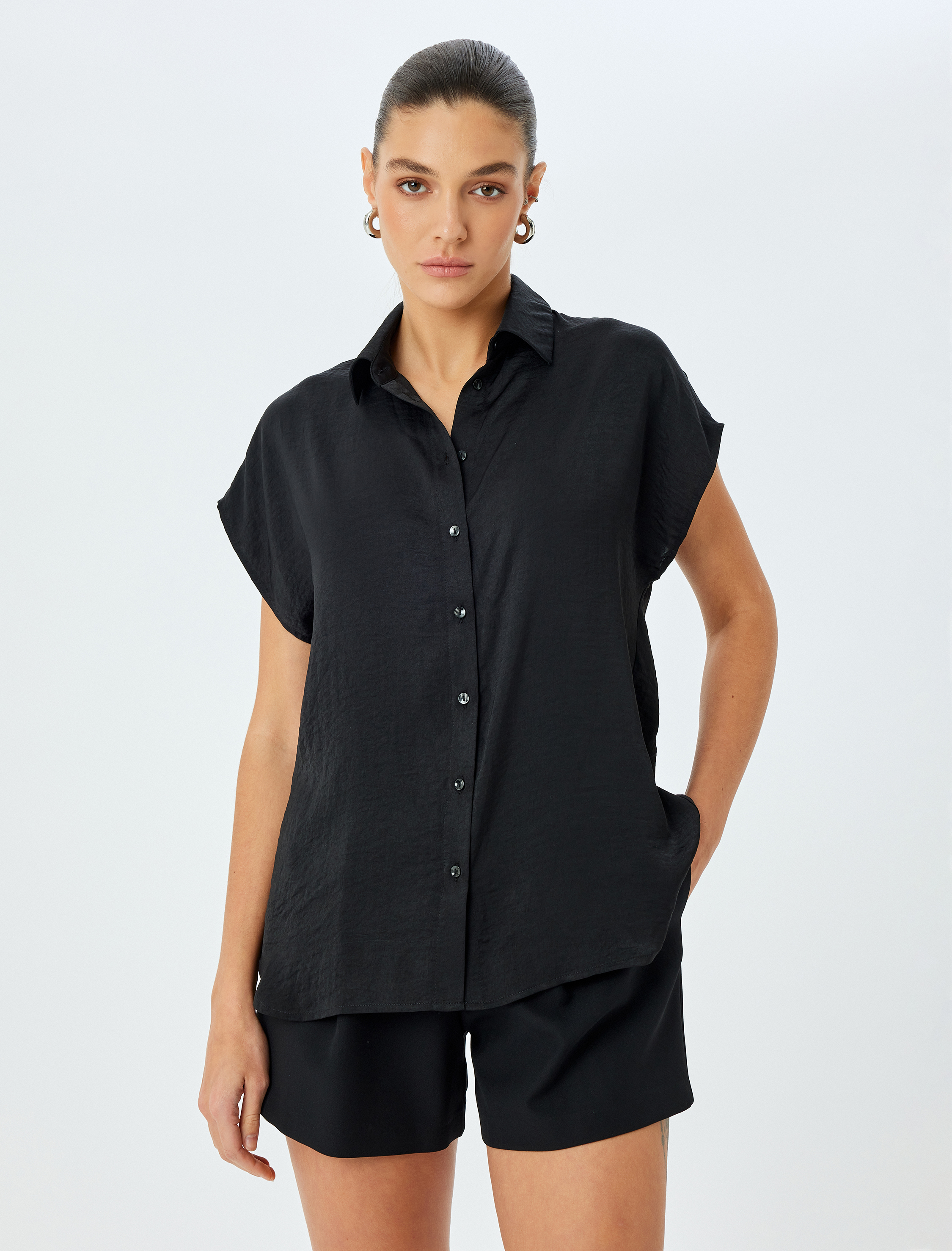   Klasik Yaka Düğmeli Kolsuz Gömlek