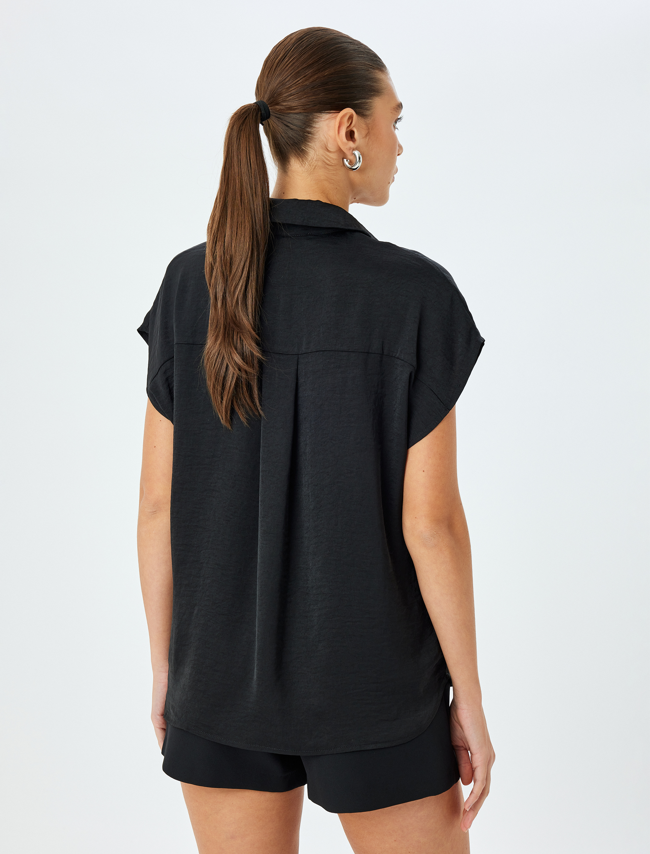   Klasik Yaka Düğmeli Kolsuz Gömlek