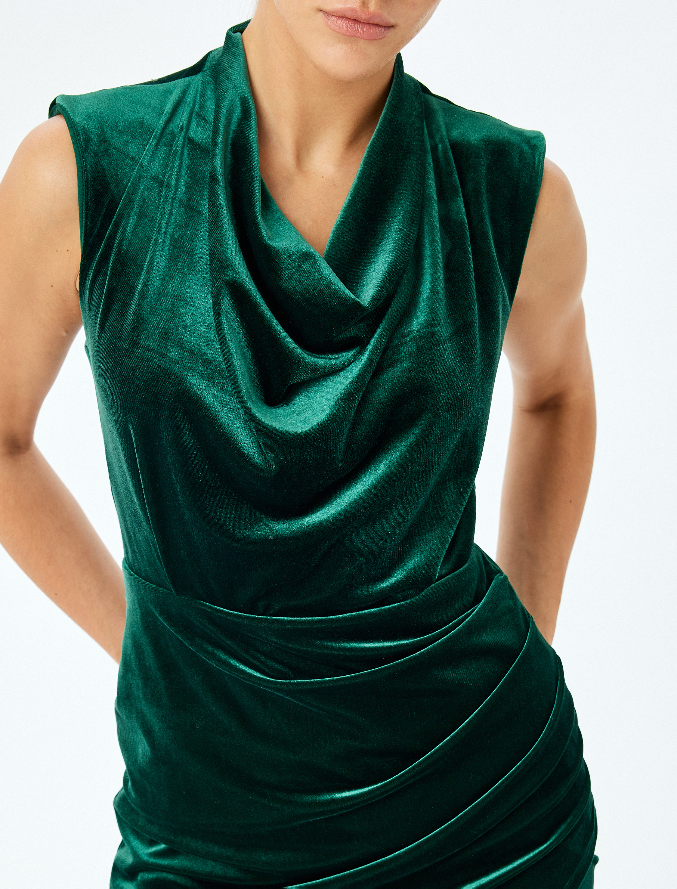 Degaje Yaka Drapeli Slim Fit Kadife Mini Abiye Elbise