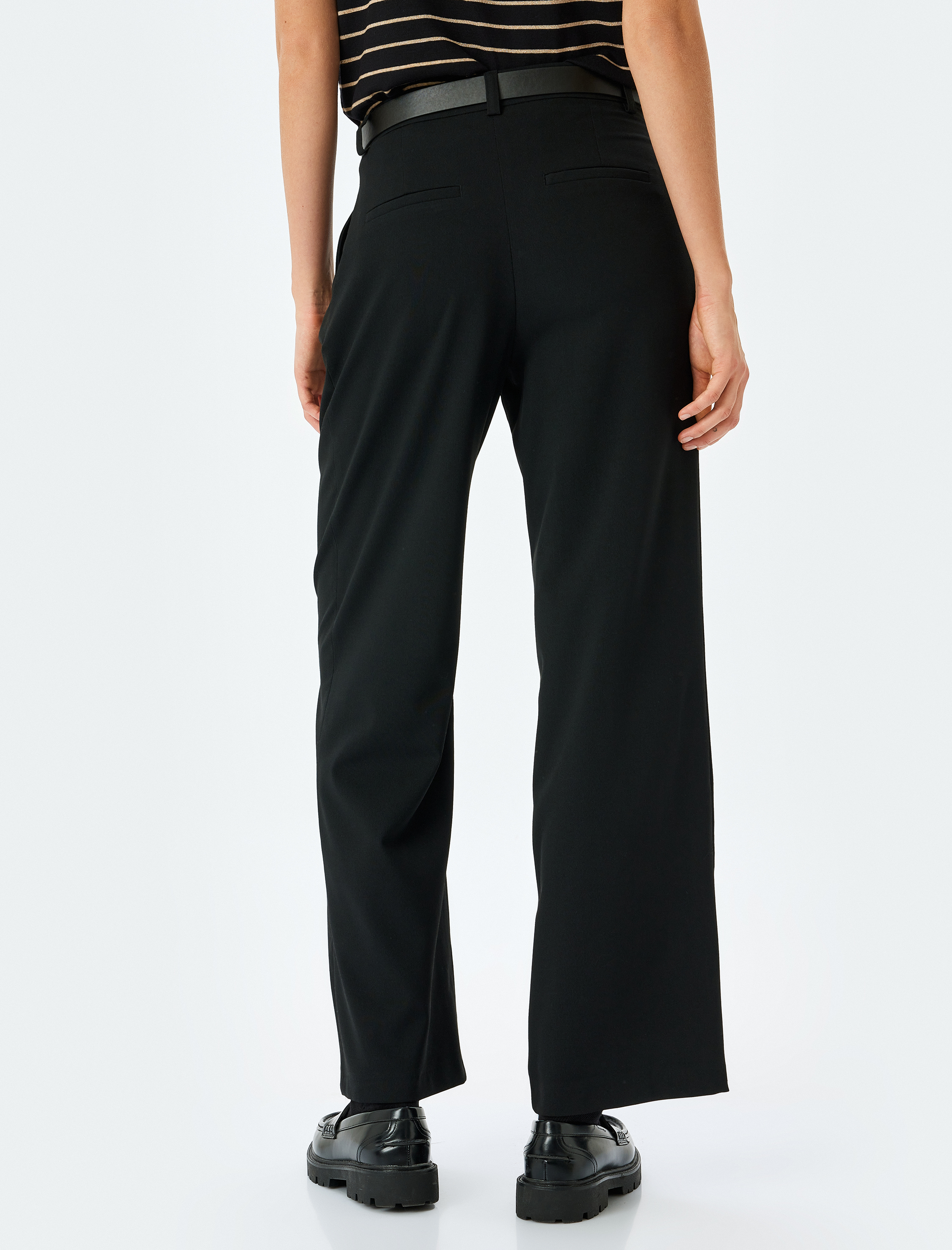   Kemer Detaylı Cepli Geniş Paça Kumaş Pantolon