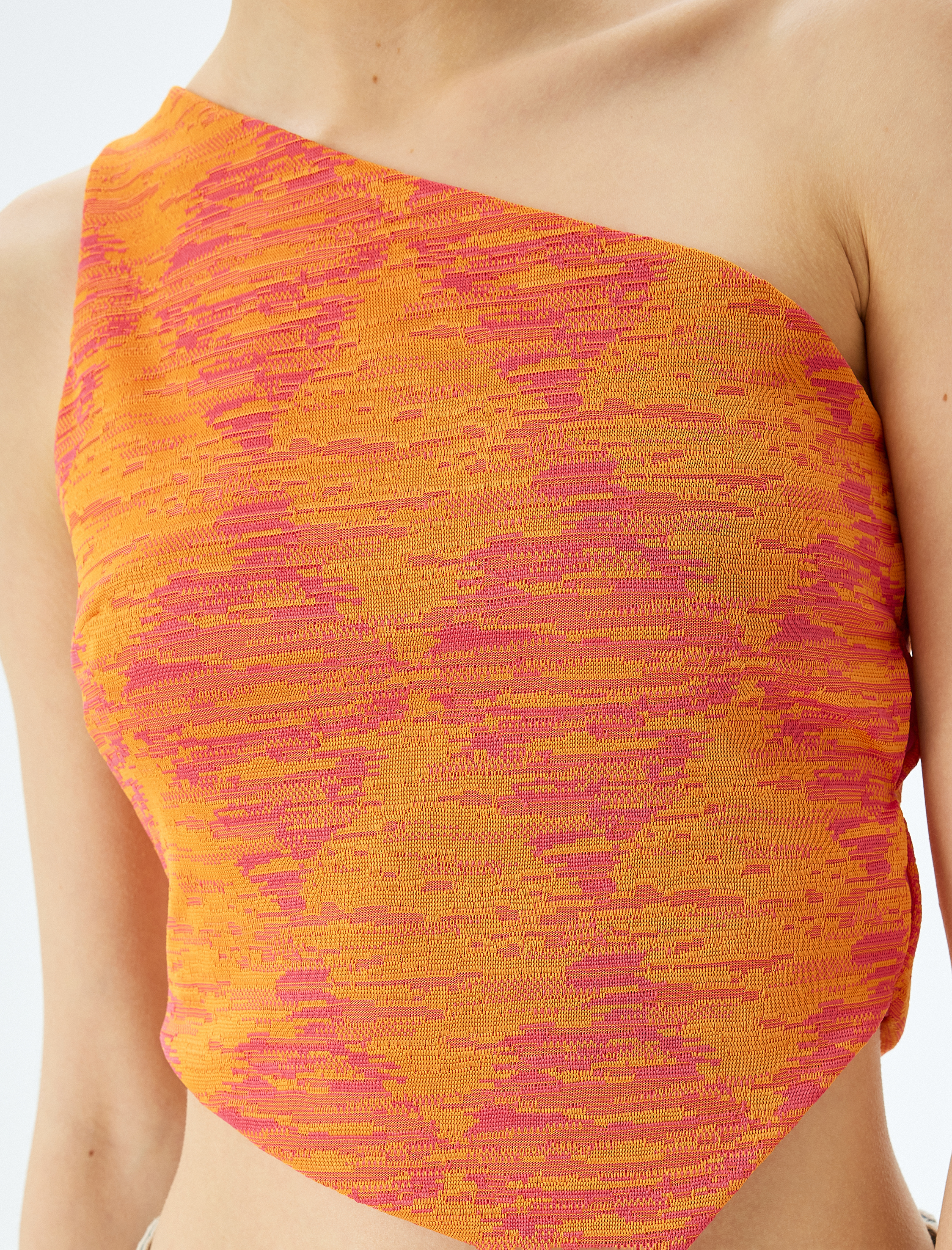   Tek Omuz Jakarlı Slim Fit Asimetrik Crop Üst