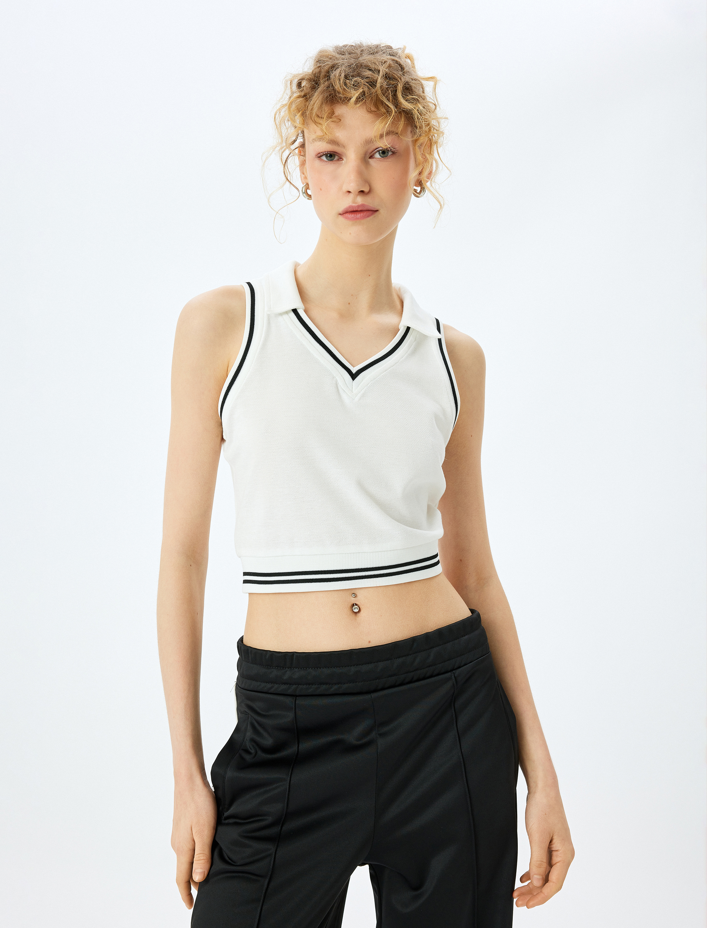   Slim Fit Kolsuz Polo Yaka Biyeli Crop Tişört