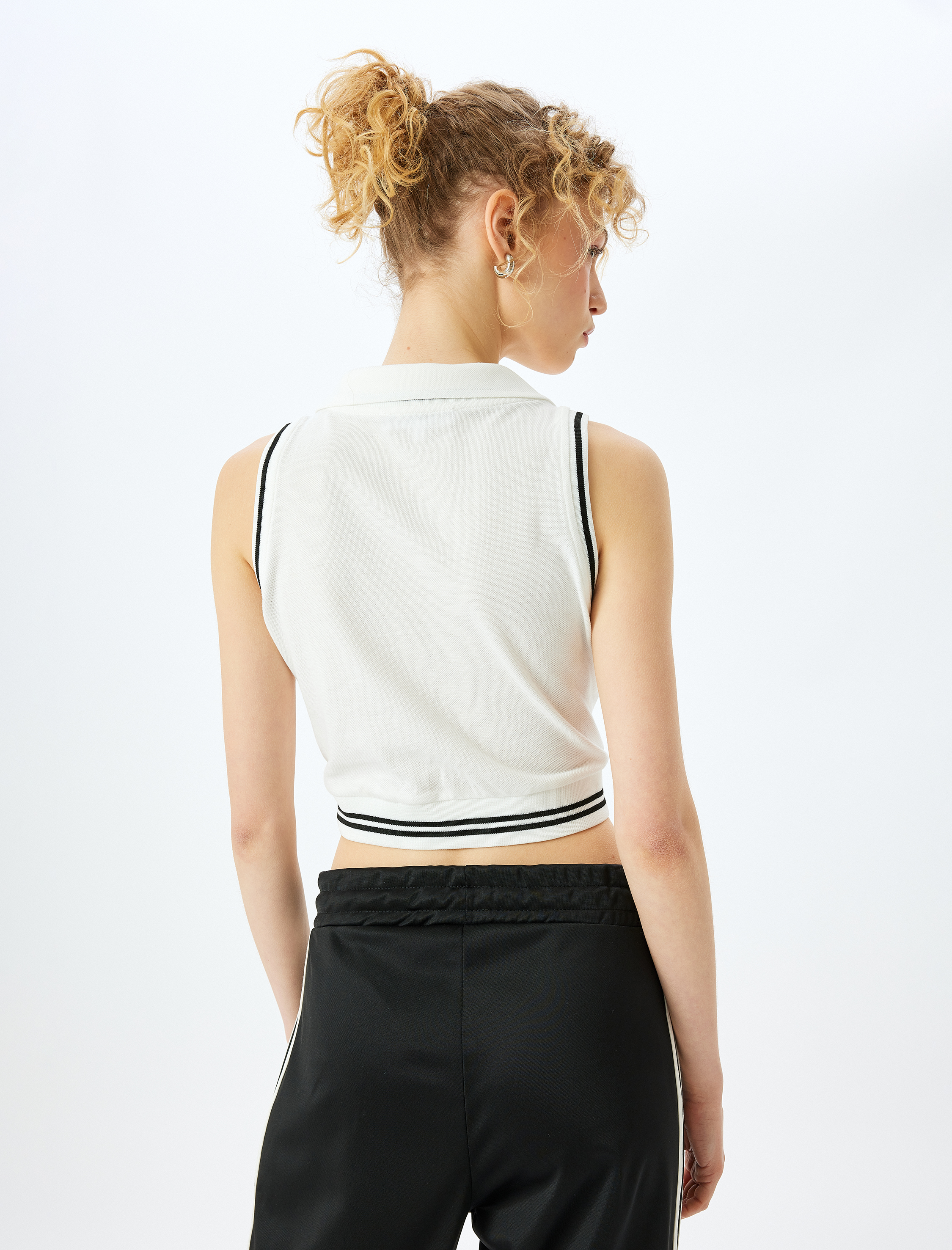   Slim Fit Kolsuz Polo Yaka Biyeli Crop Tişört