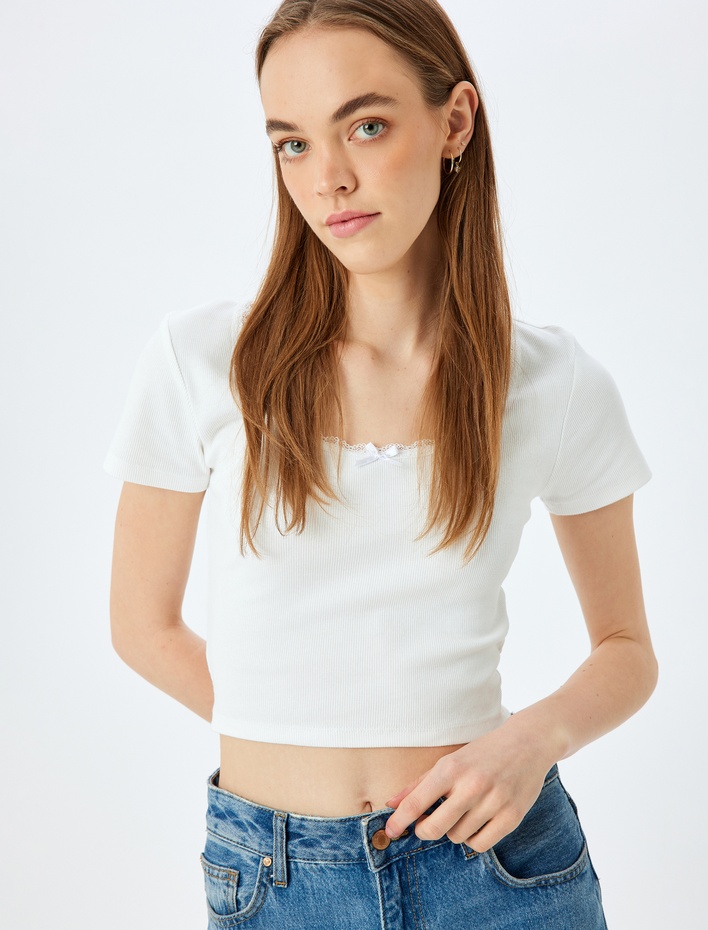  Fiyonklu Crop U Yaka Slim Fit Kısa Kollu Tişört