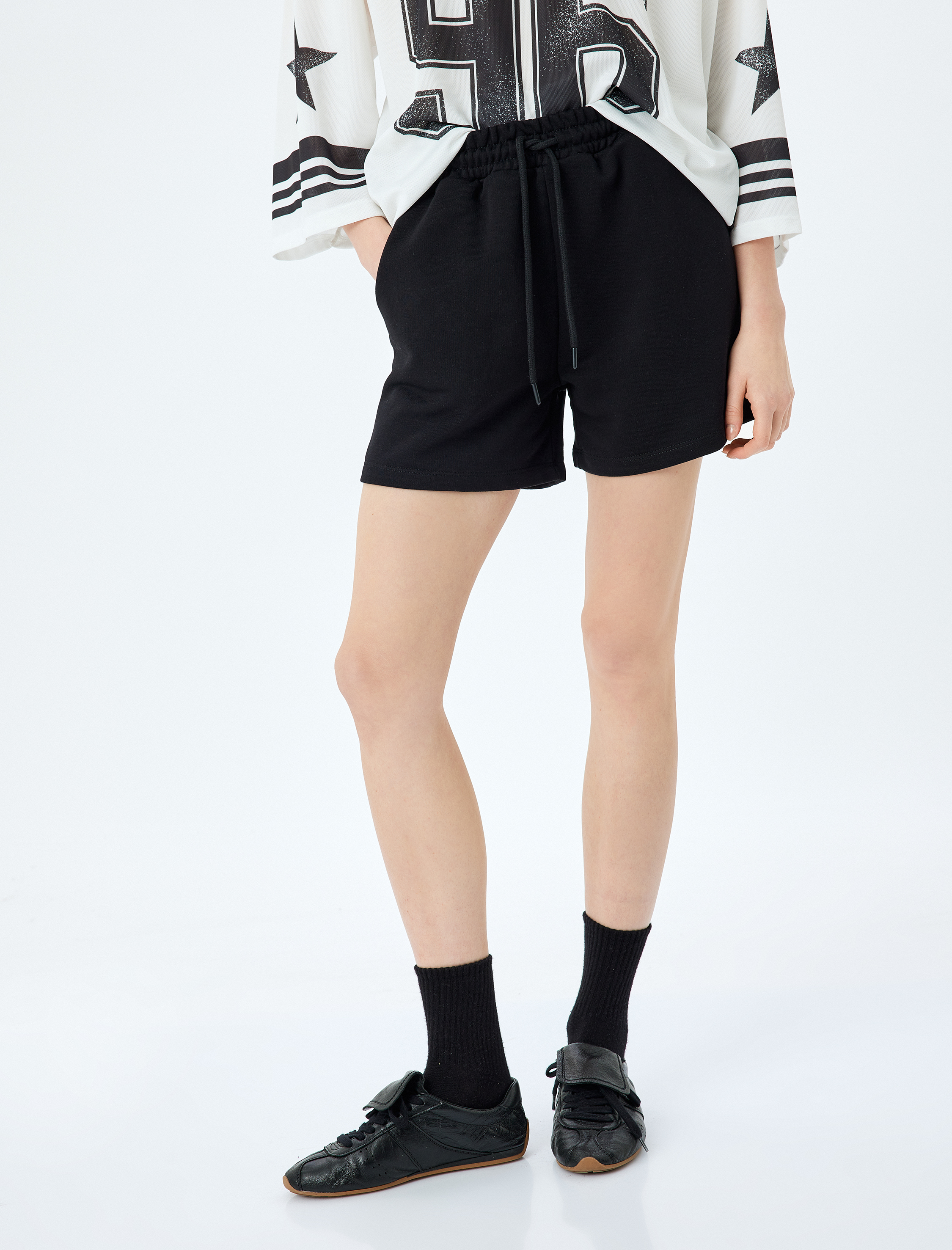   Cep Detaylı Beli Bağcıklı Rahat Kalıp Şort