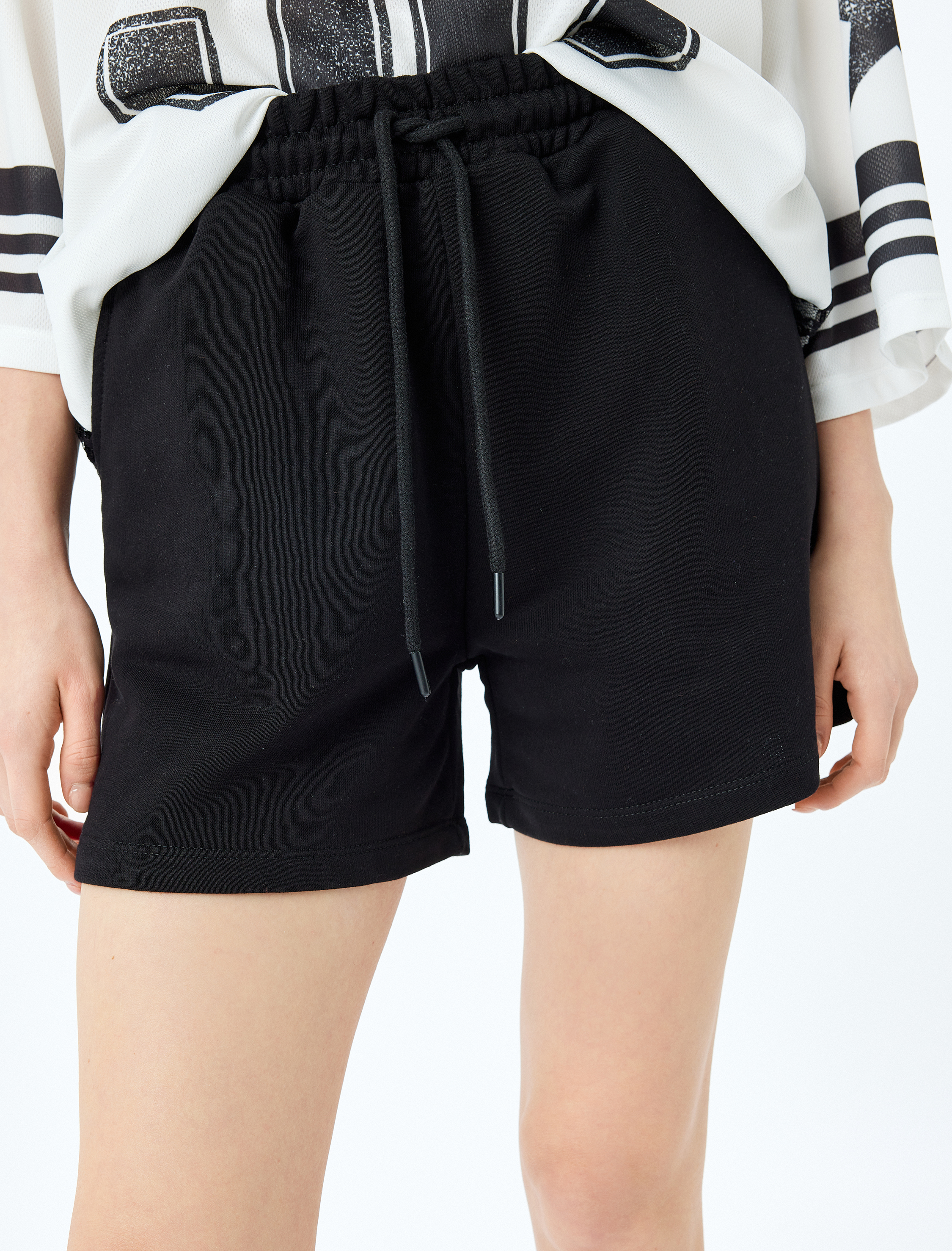   Cep Detaylı Beli Bağcıklı Rahat Kalıp Şort