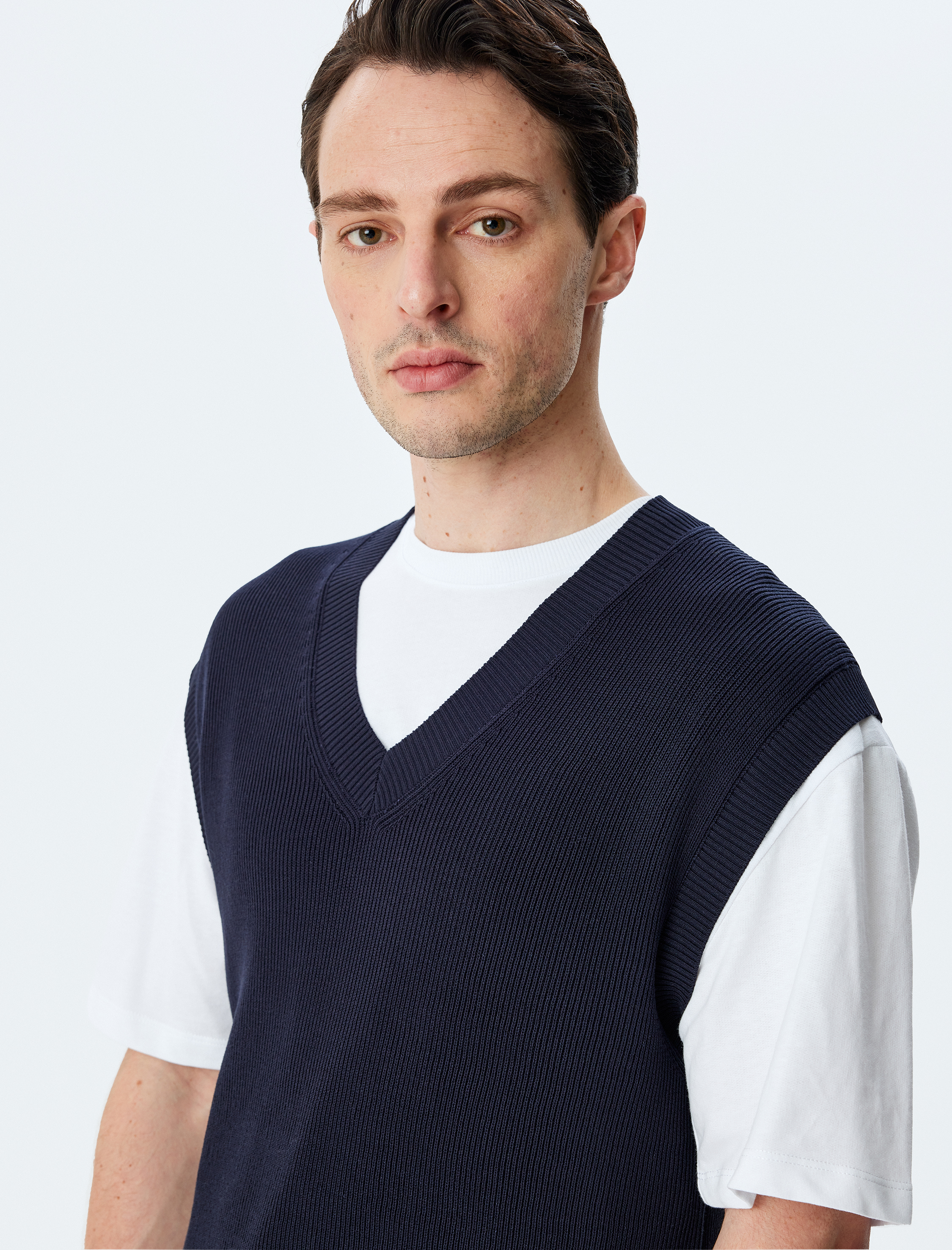   V Yaka Regular Fit Viskon Karışımlı Triko Süveter