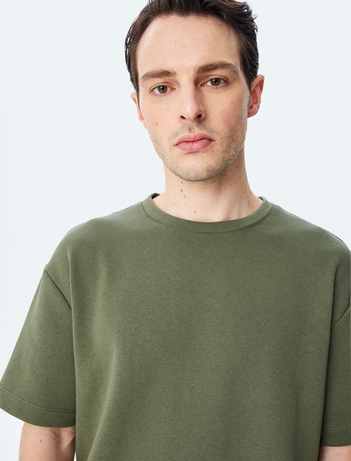  Kısa Kollu Etiket Detaylı Tok Kumaş Bisiklet Yaka Oversize Tişört