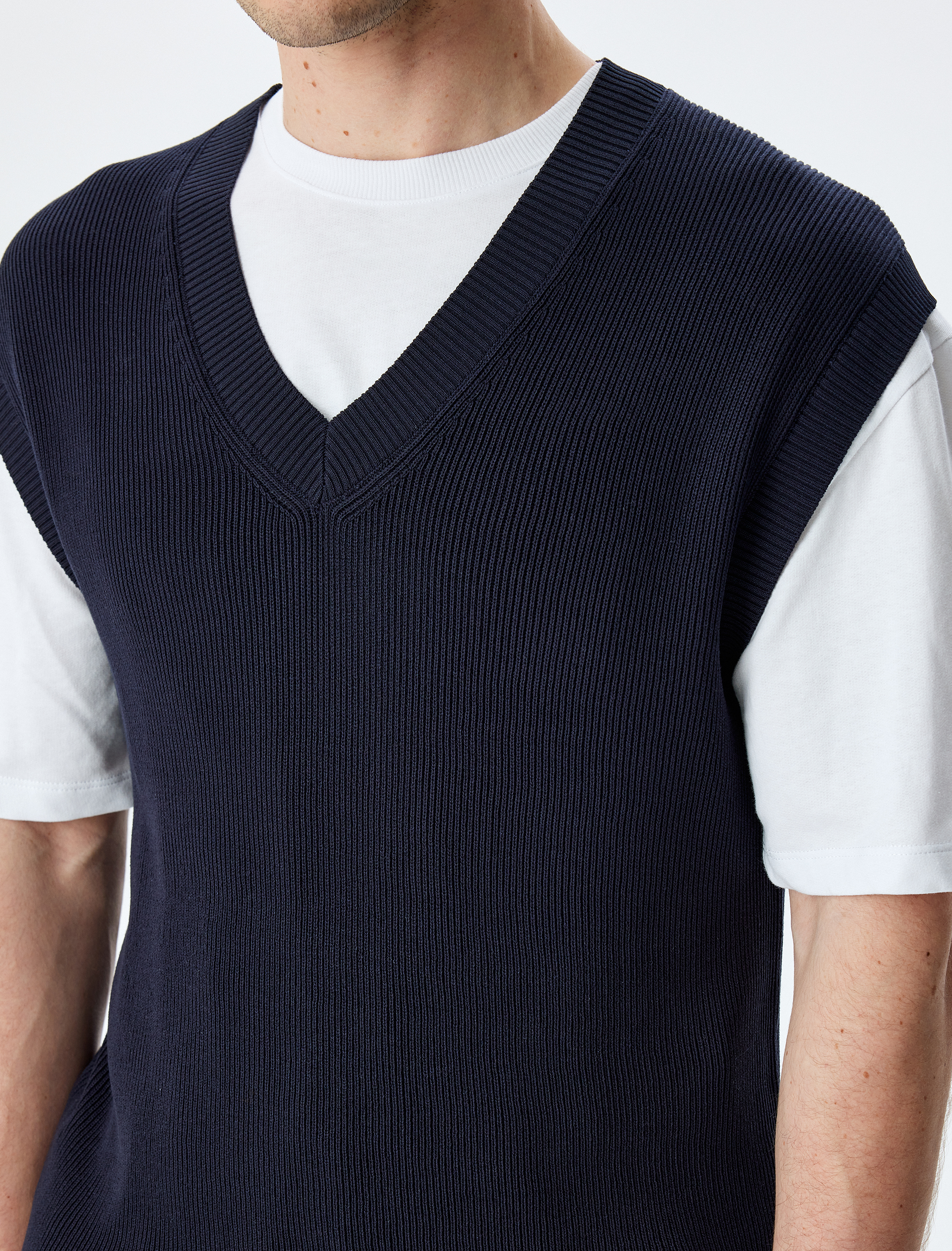   V Yaka Regular Fit Viskon Karışımlı Triko Süveter