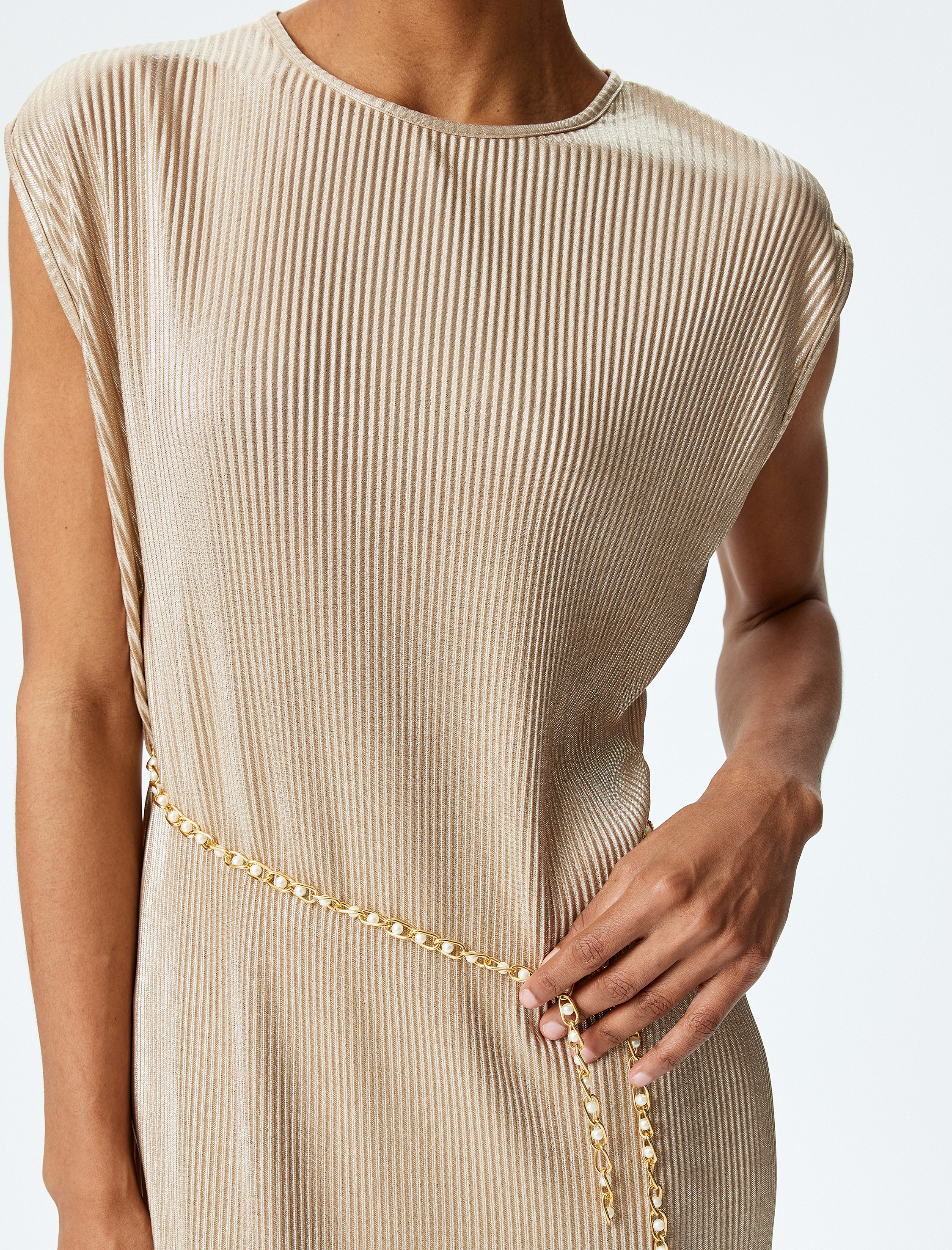 Kemer Detaylı Yuvarlak Yaka Kolsuz Pileli Piliseli Uzun Elbise