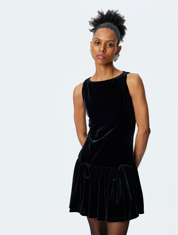  Kayık Yaka Fiyonk Detaylı Kolsuz Mini Kadife Elbise
