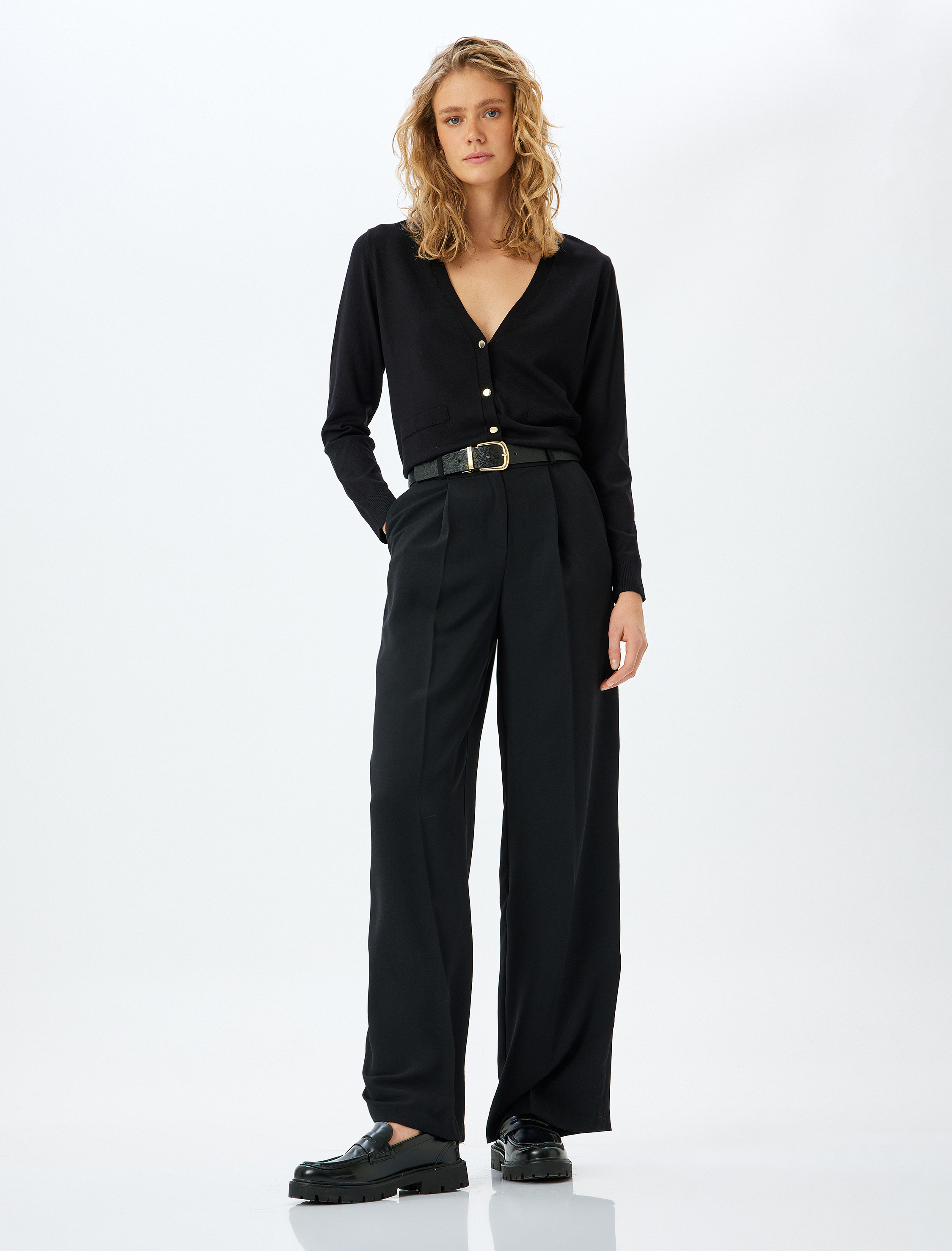   V Yaka Uzun Kollu Düğmeli Triko Hırka