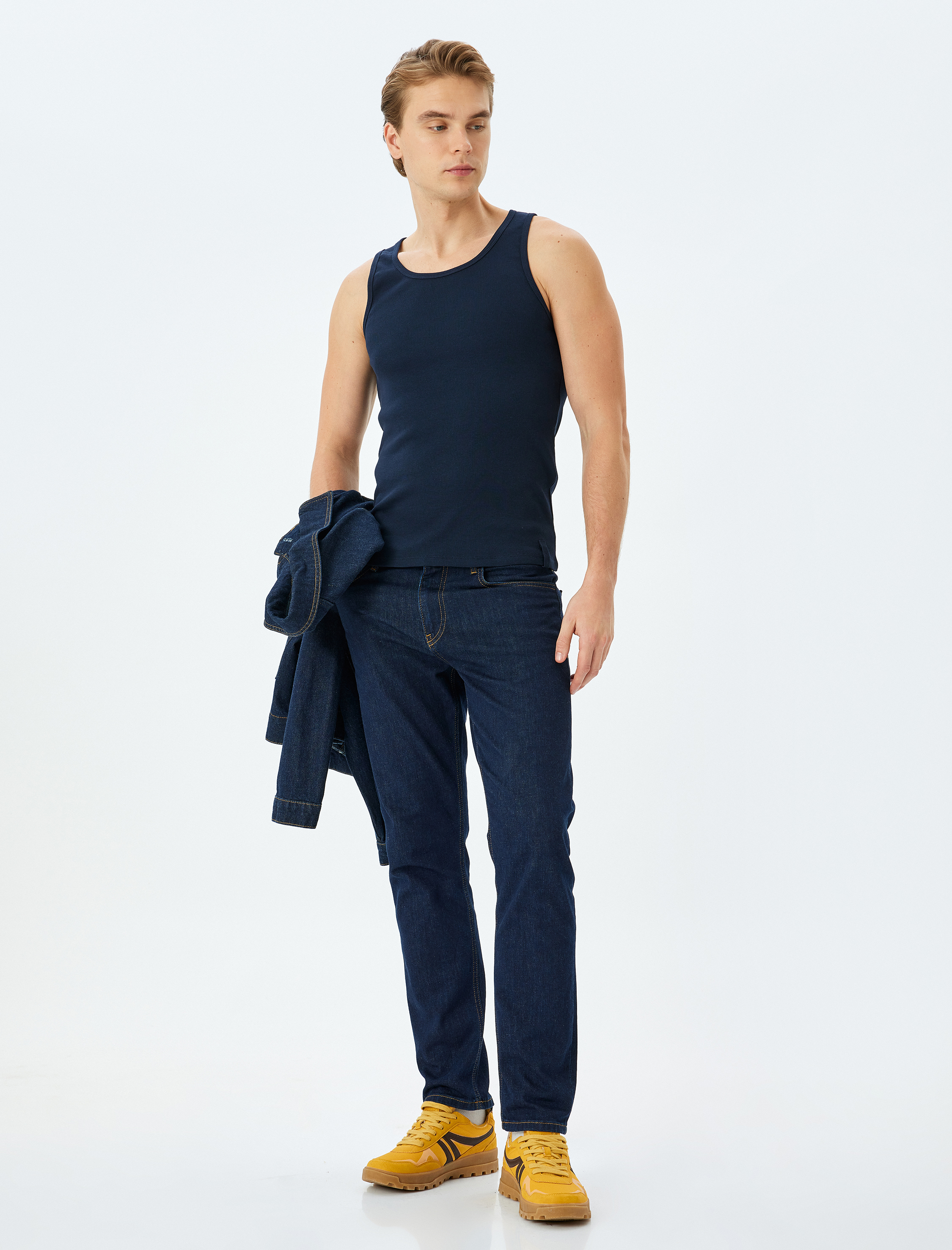 Koton Erkek Bisiklet Yaka Slim Fit Kolsuz Basic Atlet -1