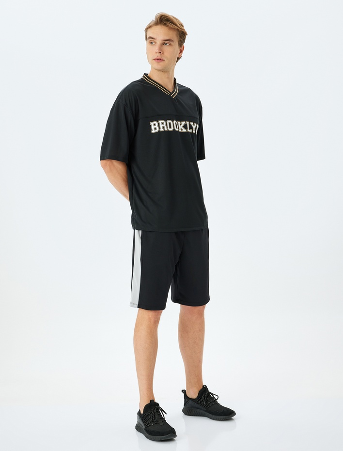  V Yaka Kısa Kollu Baskılı Oversize Spor Tişört