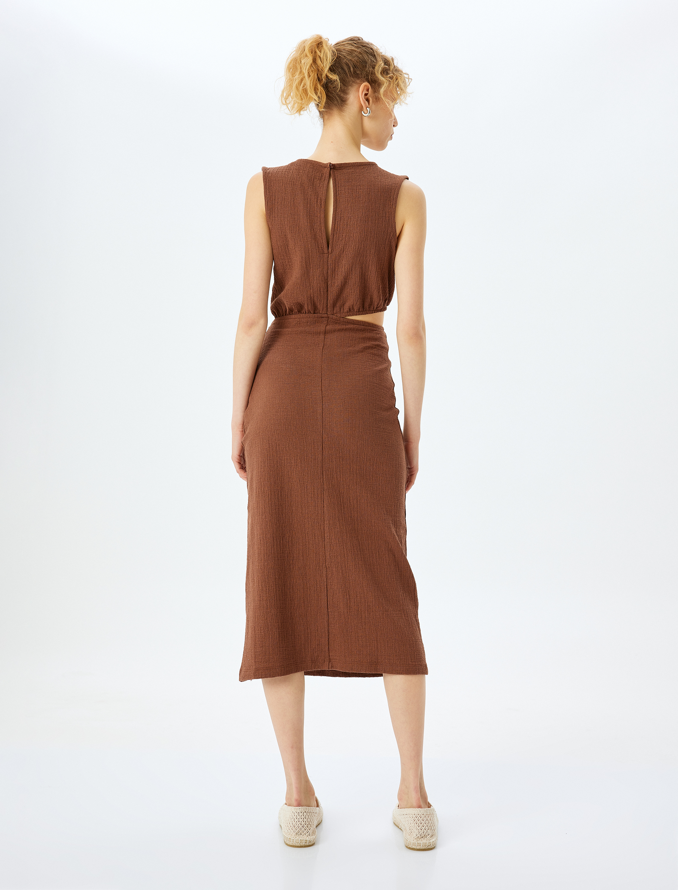   Midi Boy Pencere Detaylı Yırtmaçlı Kolsuz Elbise Bürümcük