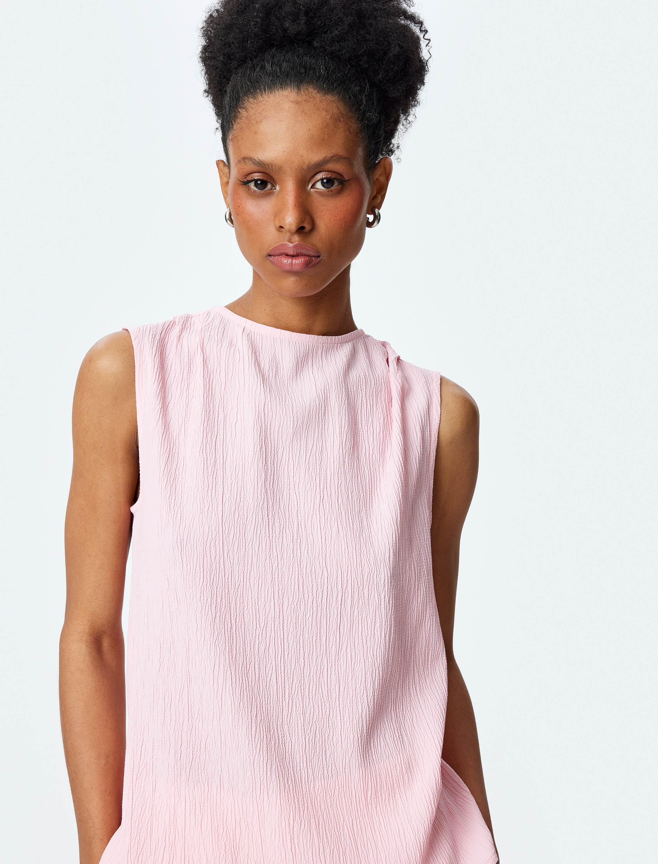   Drape Detaylı Yuvarlak Yaka Kolsuz Bluz