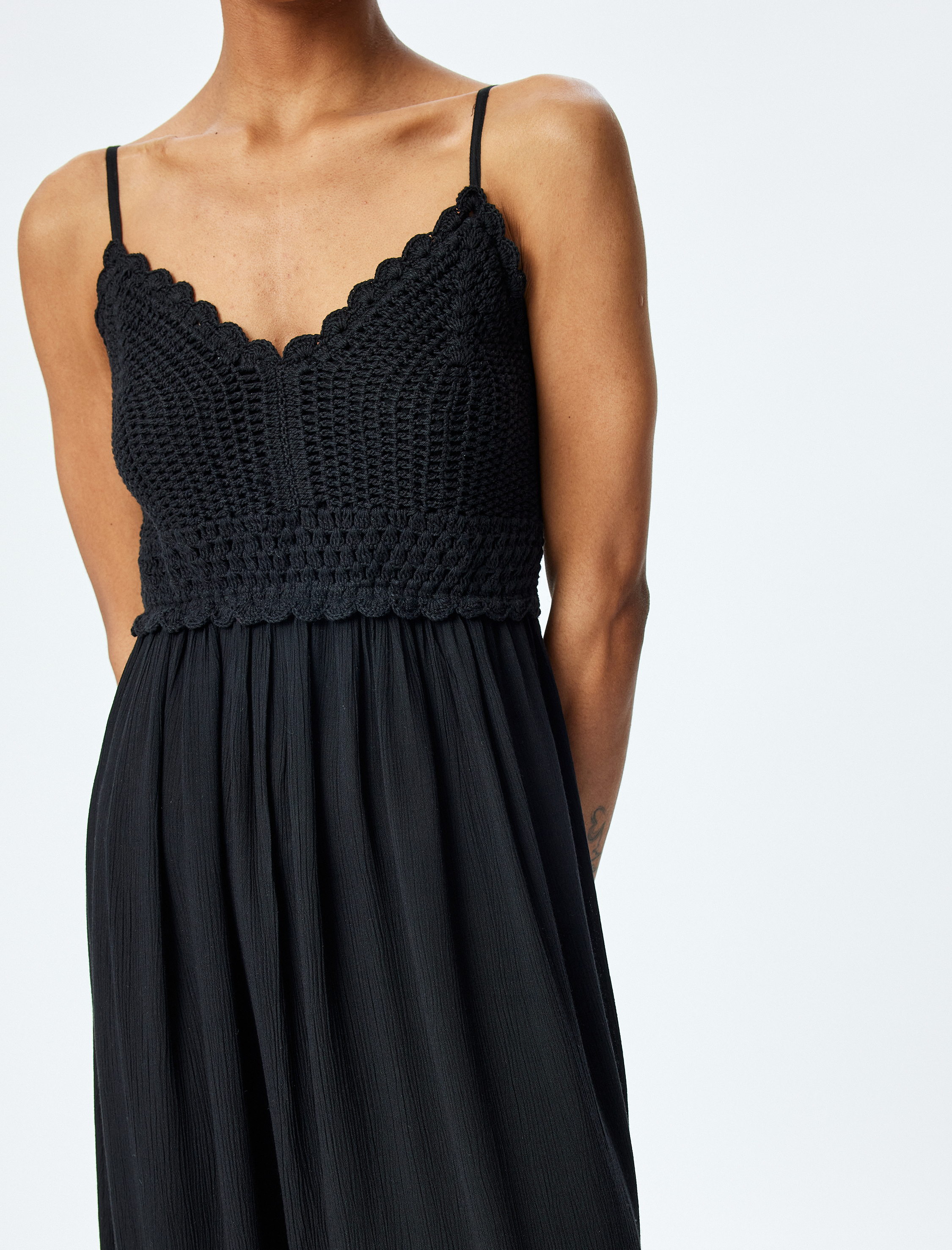   Viskon Kumaş Fırfırlı Kroşe Detaylı İnce Askılı Uzun Elbise