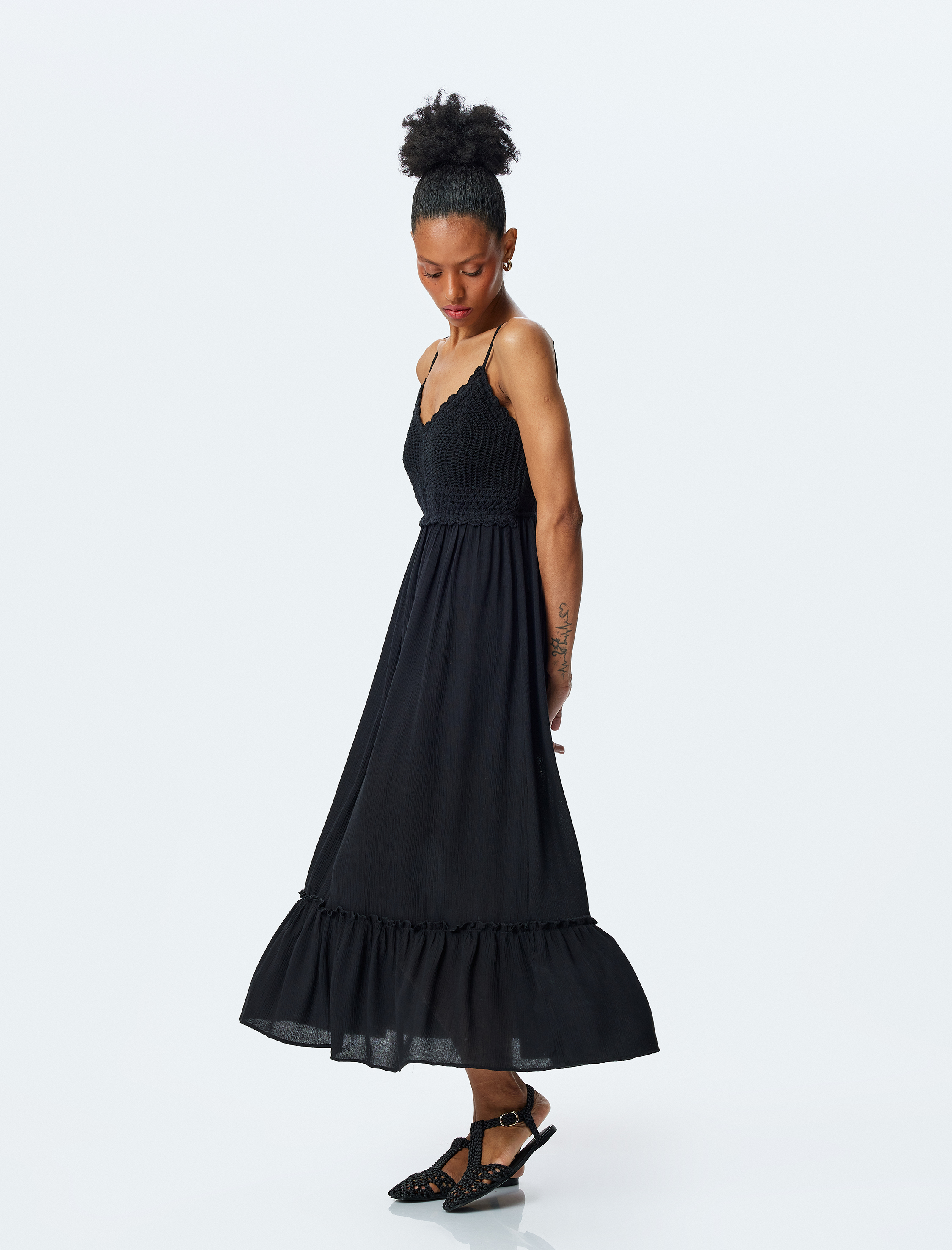   Viskon Kumaş Fırfırlı Kroşe Detaylı İnce Askılı Uzun Elbise