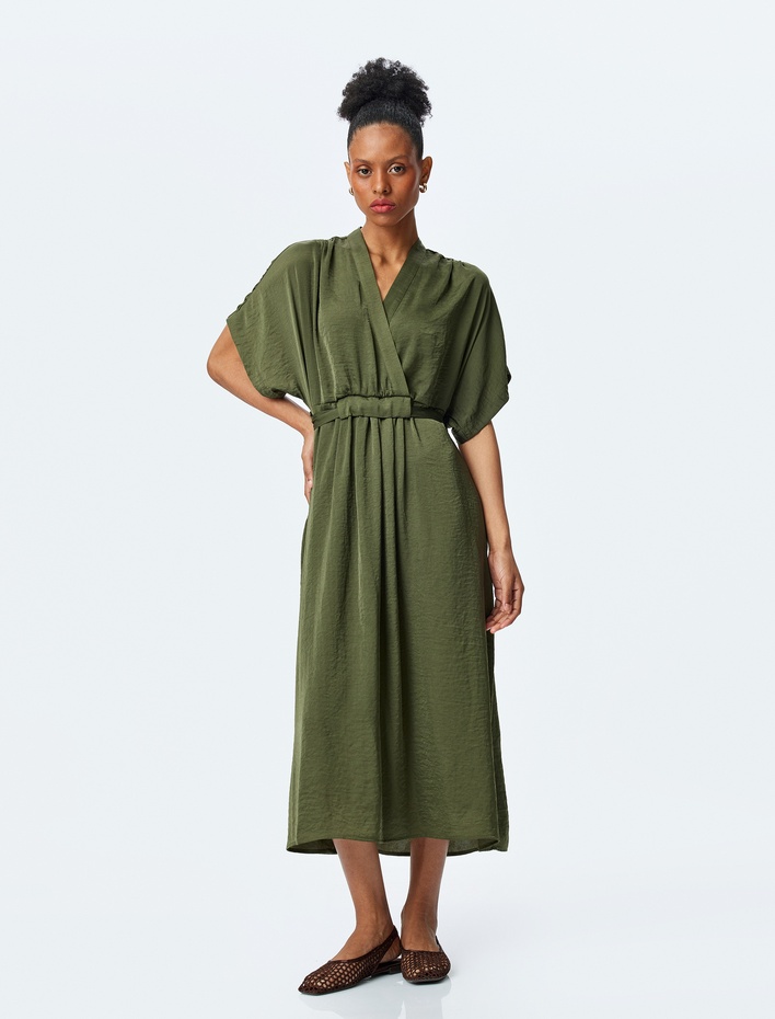  Dökümlü Kısa Kollu Midi Boy Kruvaze Saten Elbise