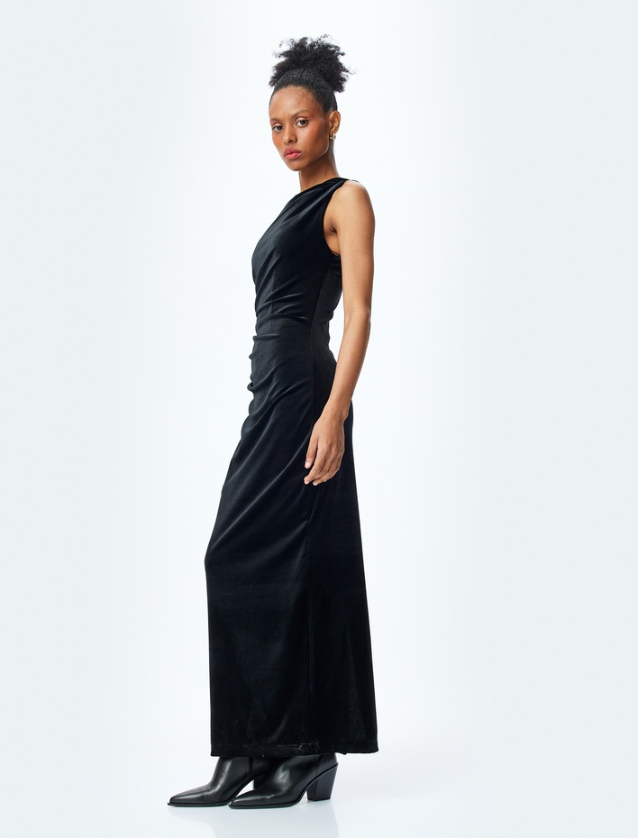  Drape Detaylı Slim Fit Yuvarlak Yaka Kolsuz Uzun Kadife Elbise