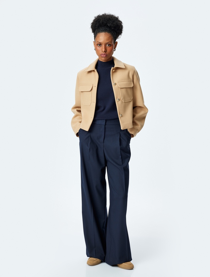  Klasik Yaka Düğmeli Cep Detaylı Crop Ceket