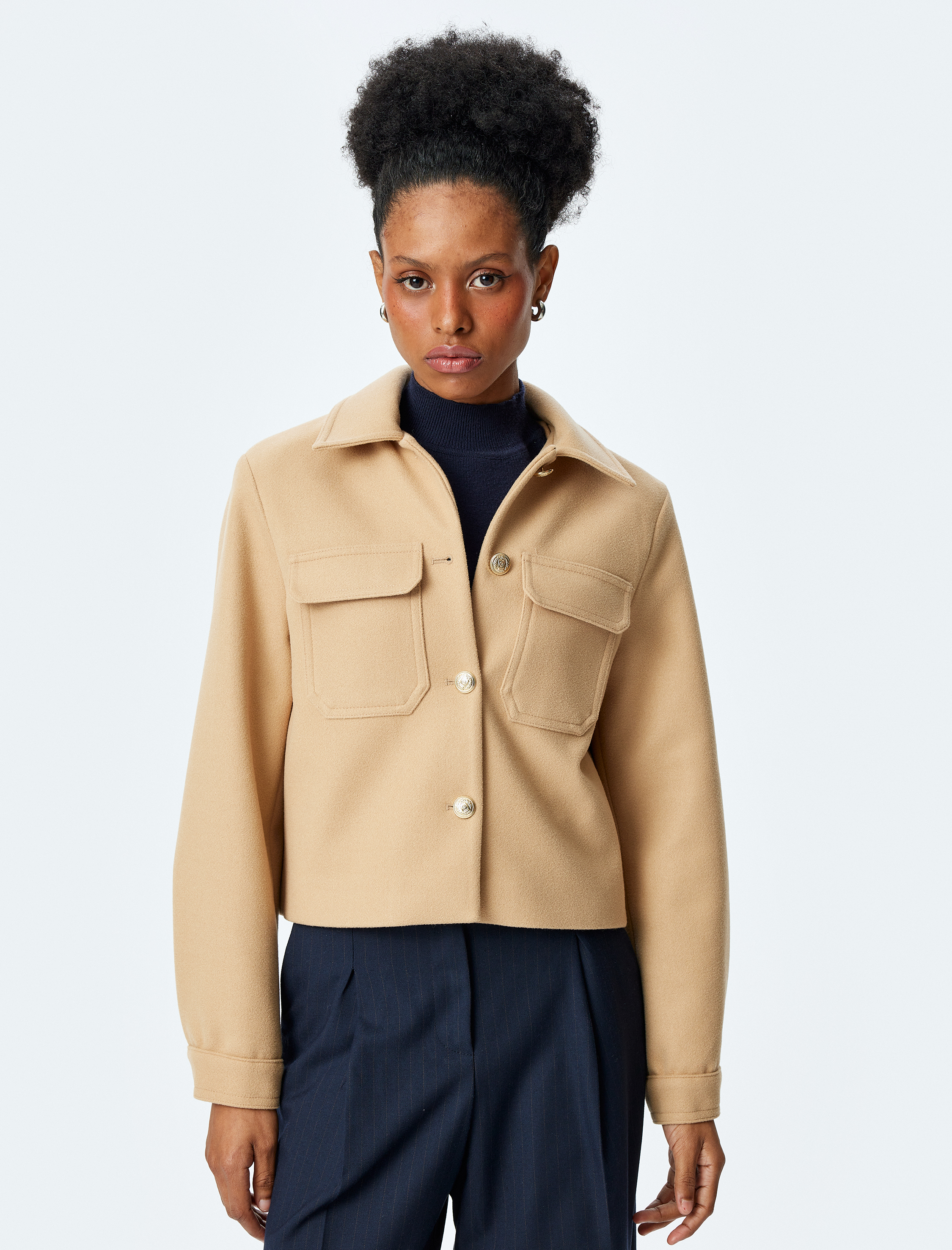 Klasik Yaka Düğmeli Cep Detaylı Crop Ceket