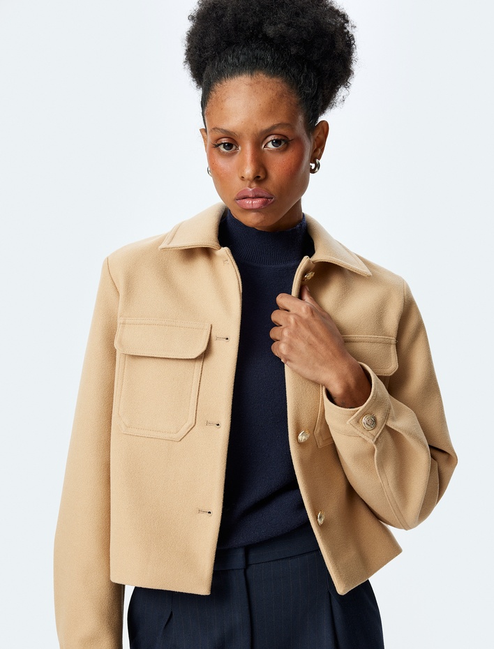  Klasik Yaka Düğmeli Cep Detaylı Crop Ceket