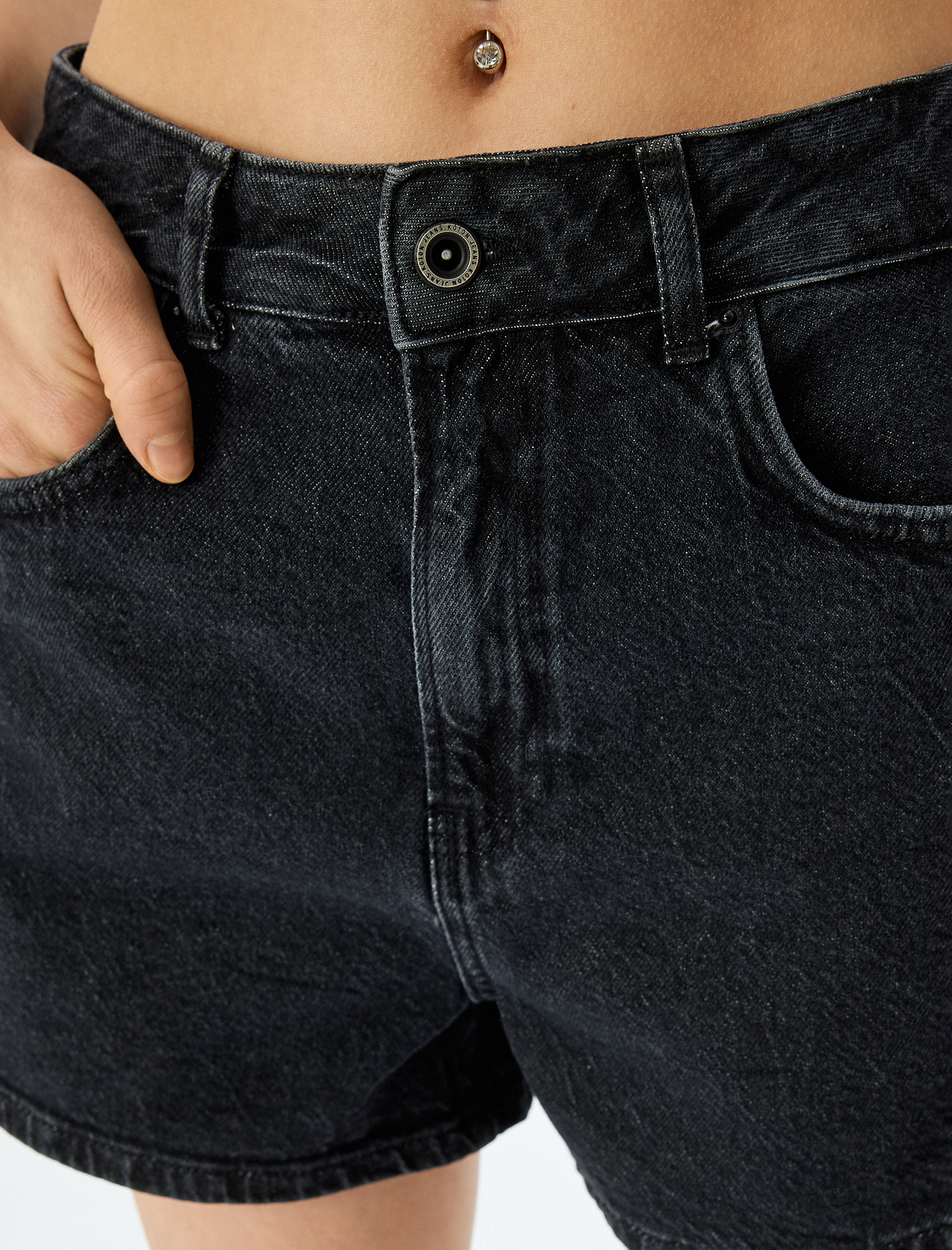   Mini Düğmeli Cepli Rahat Kesim Denim Şort