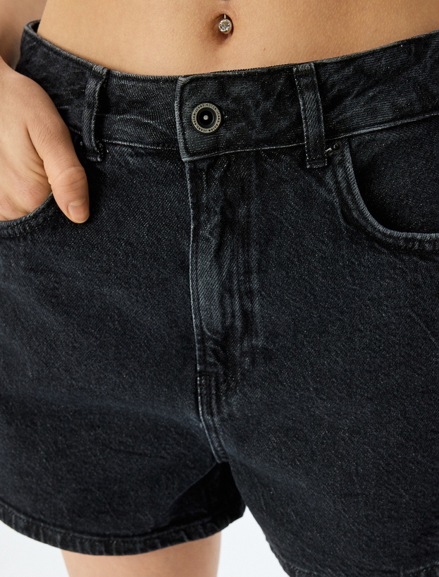 Mini Düğmeli Cepli Rahat Kesim Denim Şort_4