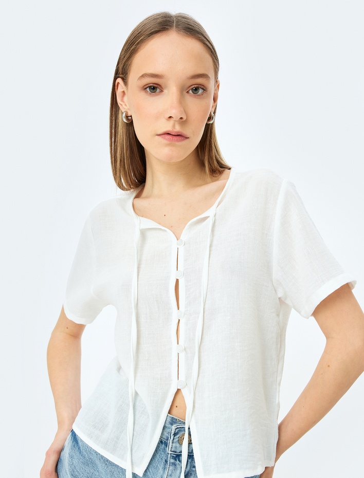  V Yaka Kısa Kollu Düğmeli Bağcıklı Yaka Gömlek