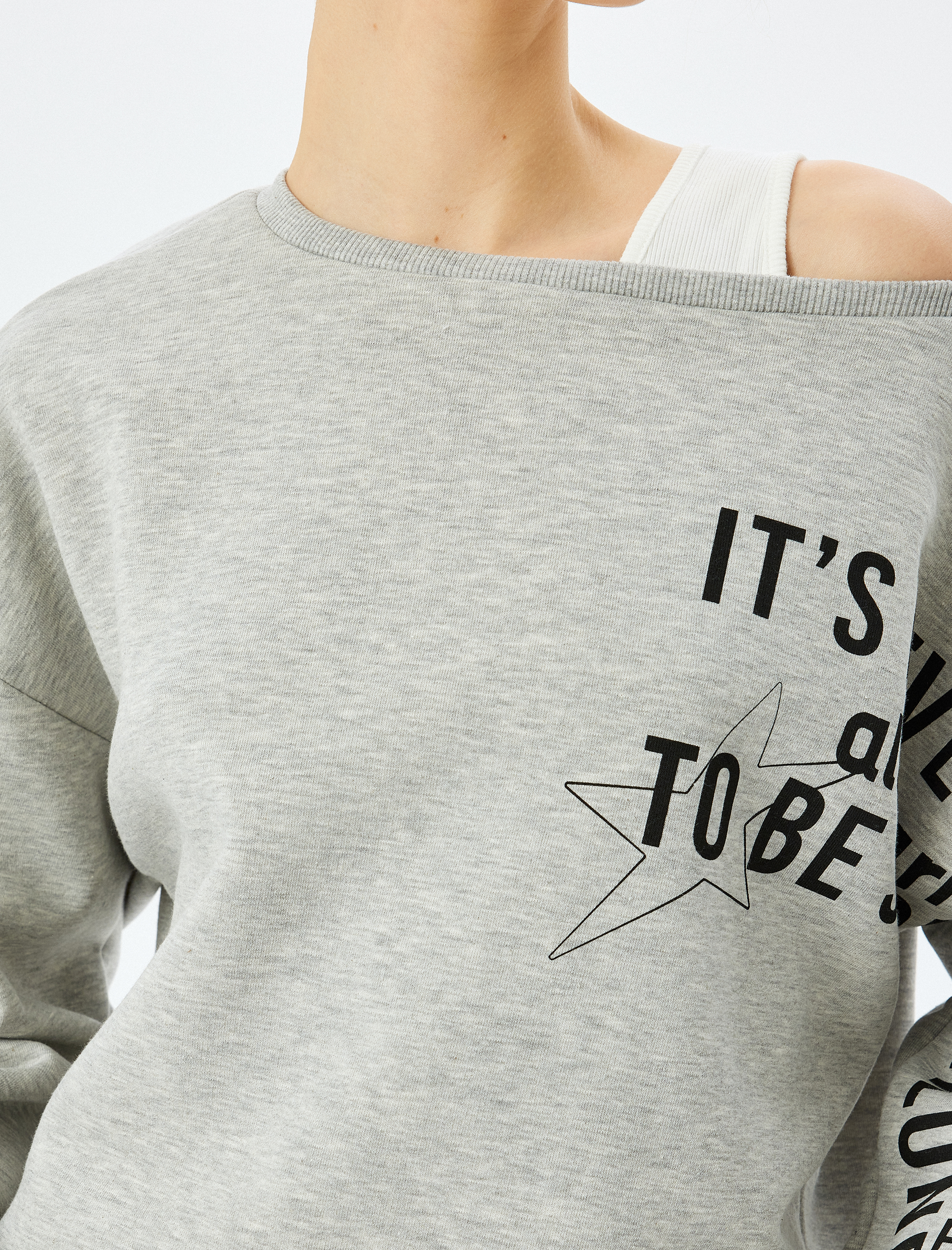   Şardonlu Omzu Açık Kayık Yaka Baskılı Oversize Sweatshirt