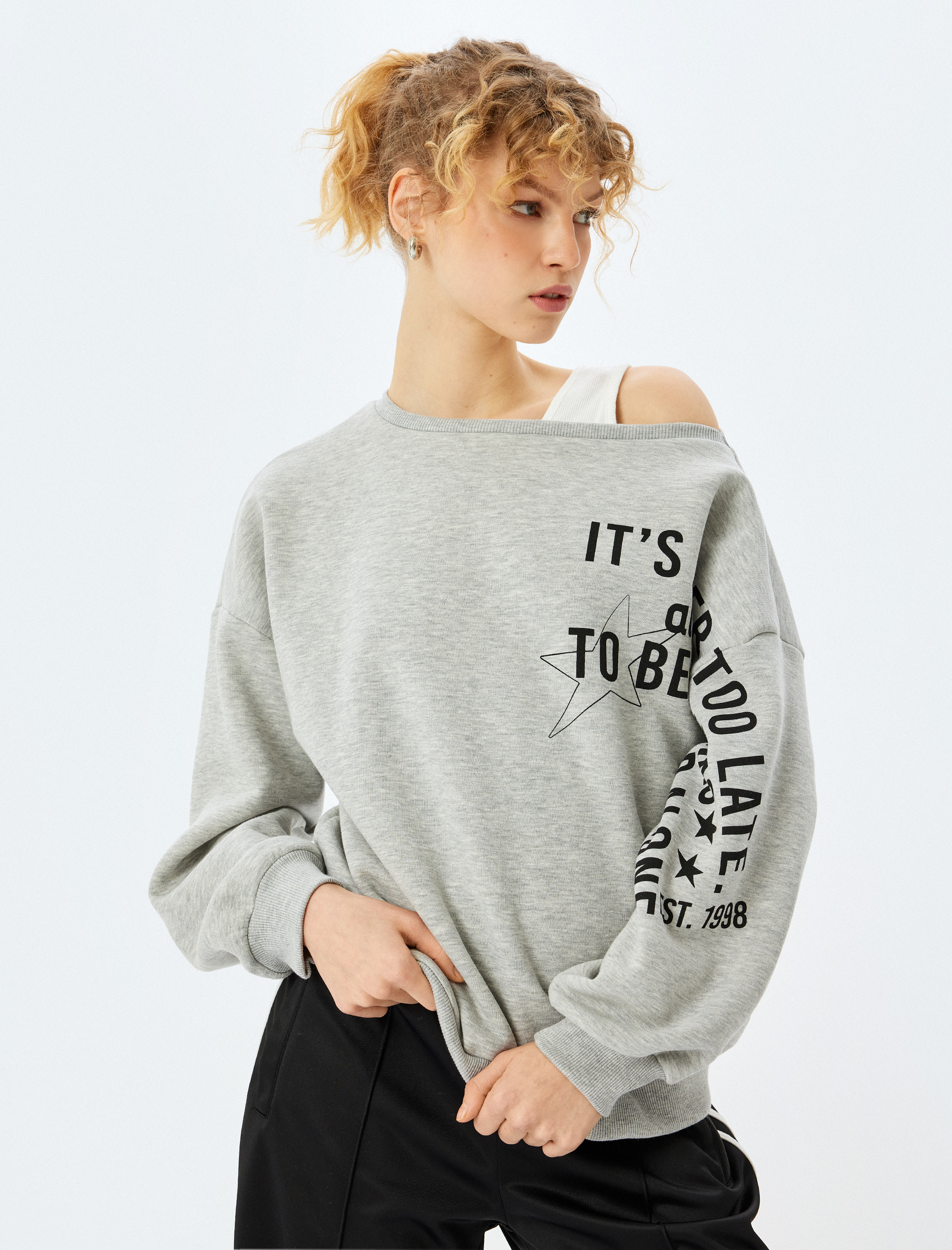   Şardonlu Omzu Açık Kayık Yaka Baskılı Oversize Sweatshirt