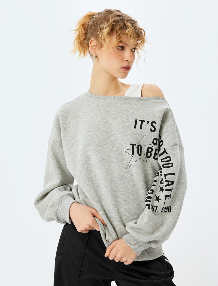  Şardonlu Omzu Açık Kayık Yaka Baskılı Oversize Sweatshirt