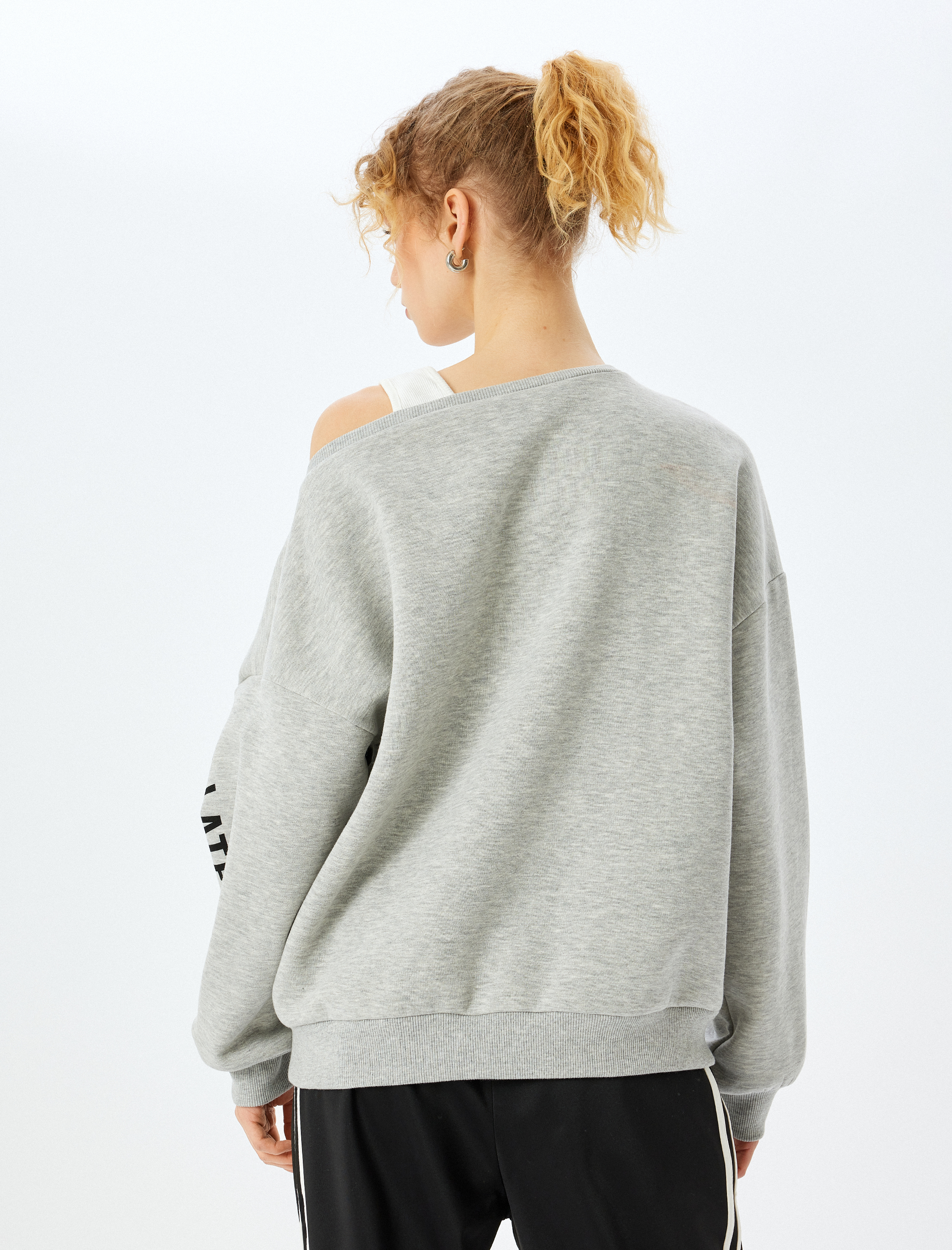   Şardonlu Omzu Açık Kayık Yaka Baskılı Oversize Sweatshirt