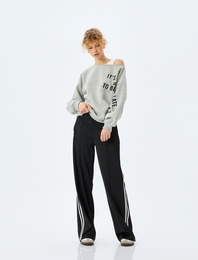 Omzu Açık Kayık Yaka Baskılı Oversize Sweatshirt