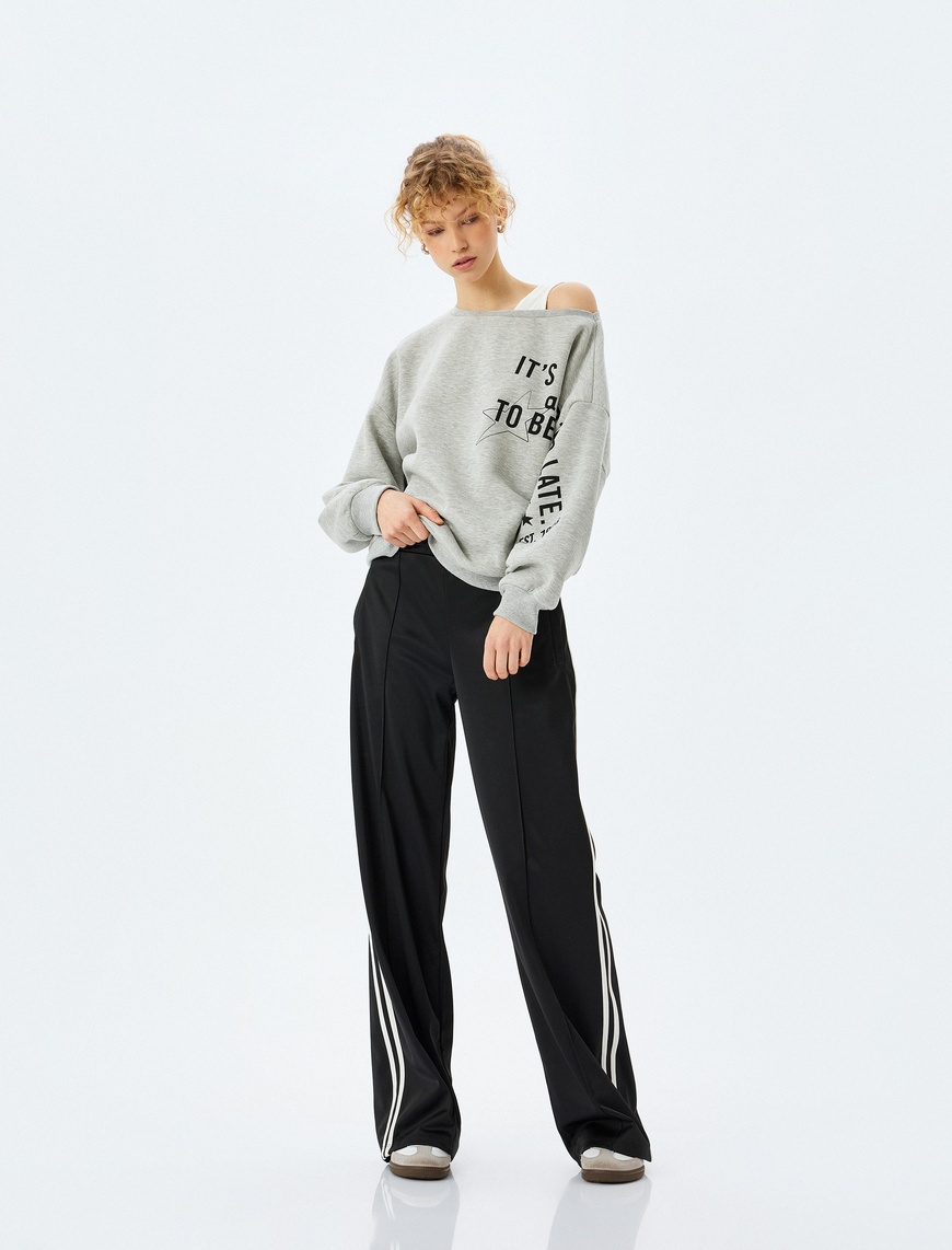   Omzu Açık Kayık Yaka Baskılı Oversize Sweatshirt