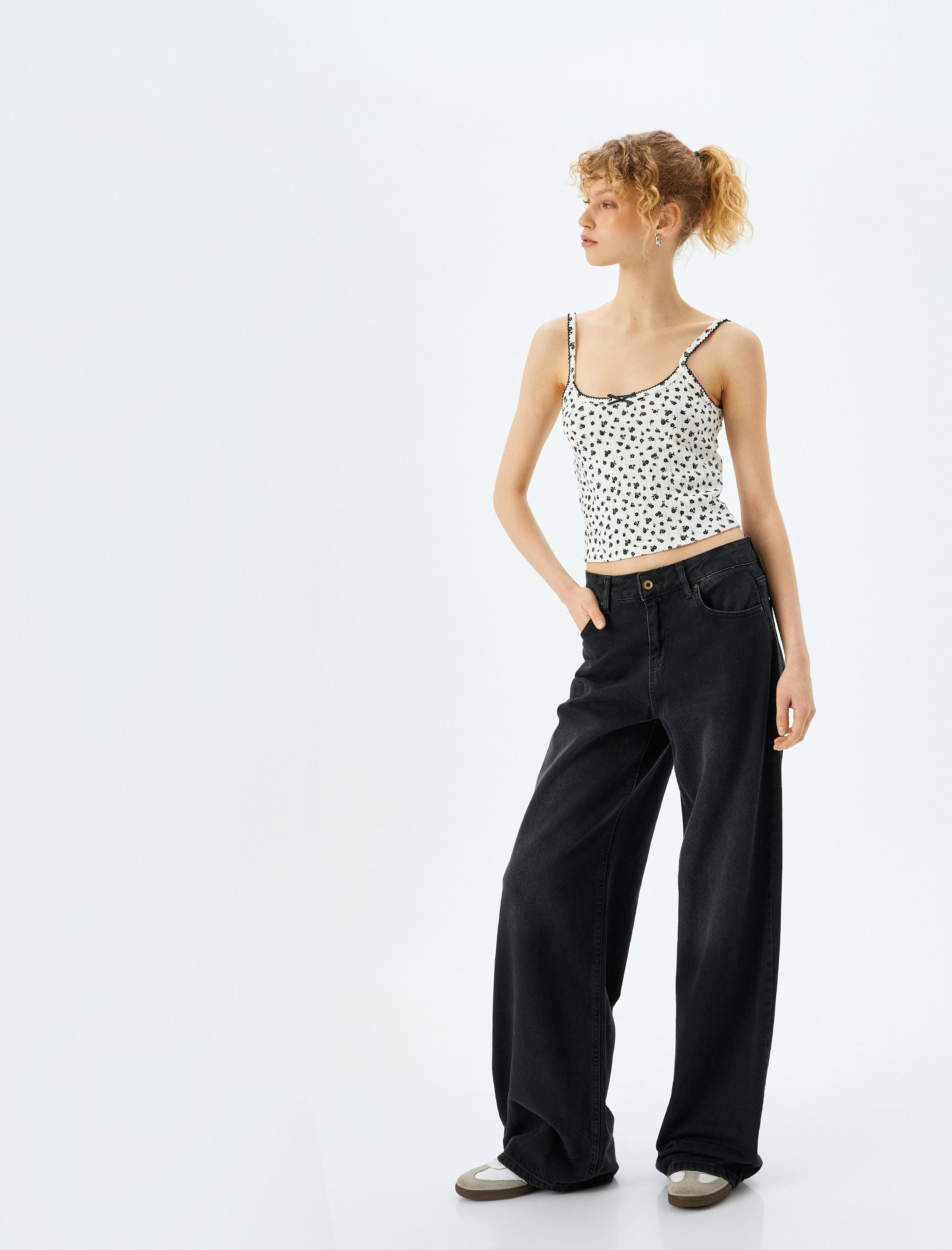   Çiçek Desenli Fiyonklu Askılı Atlet