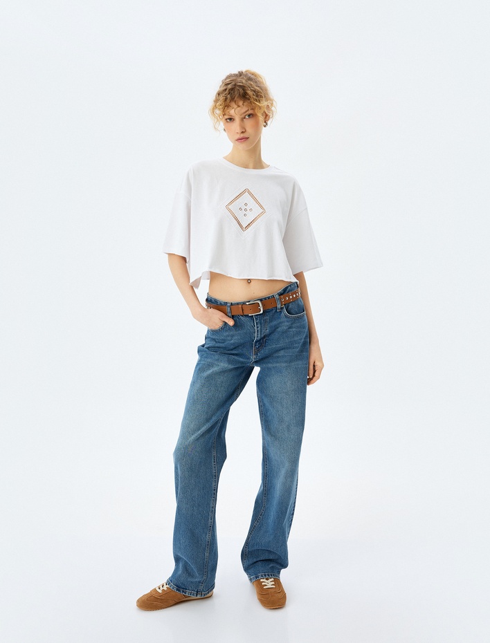  Nakış Detaylı Kısa Kollu Bisiklet Yaka Crop Tişört