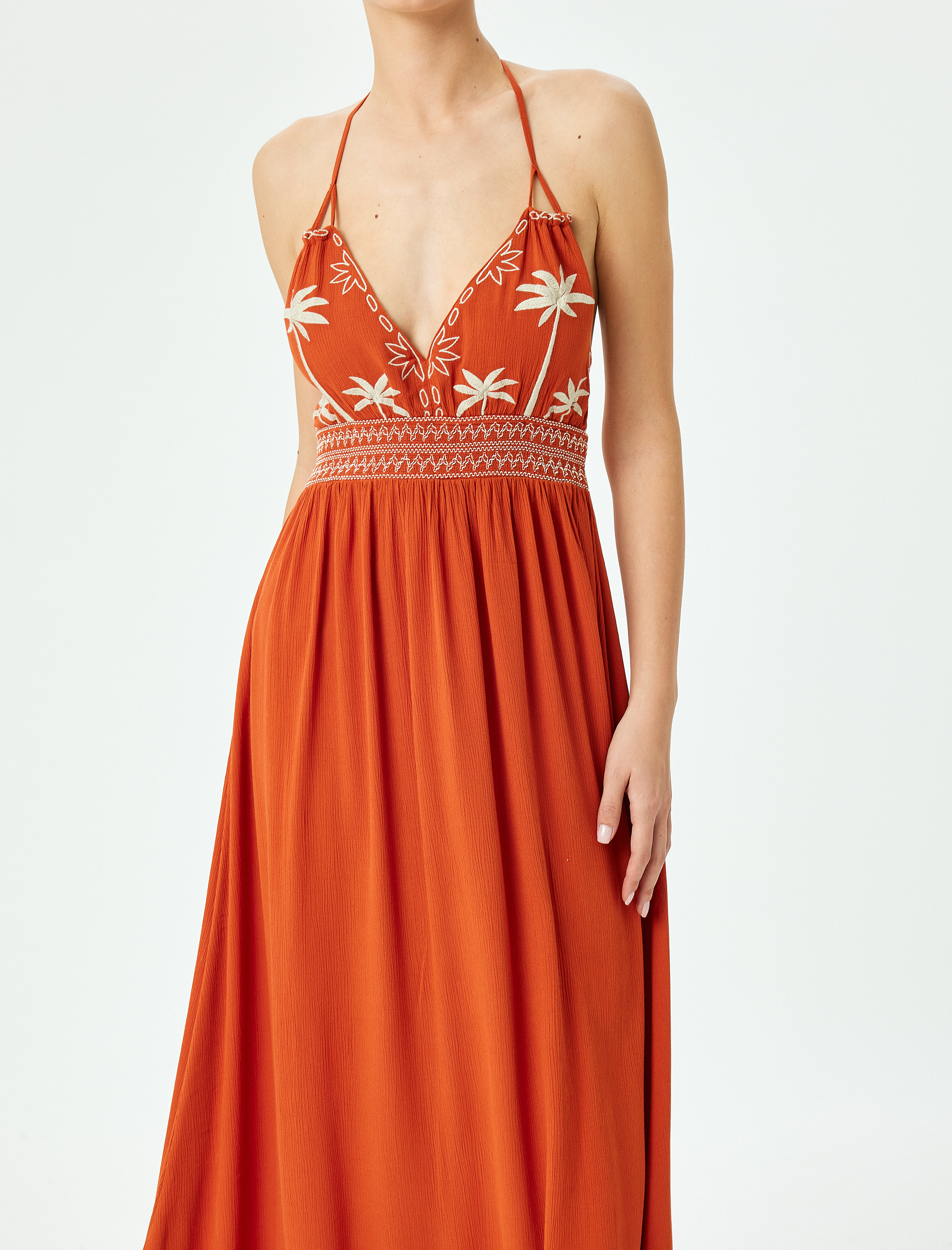   Nakış Detaylı Boyundan Bağlamalı Uzun Plaj Elbisesi