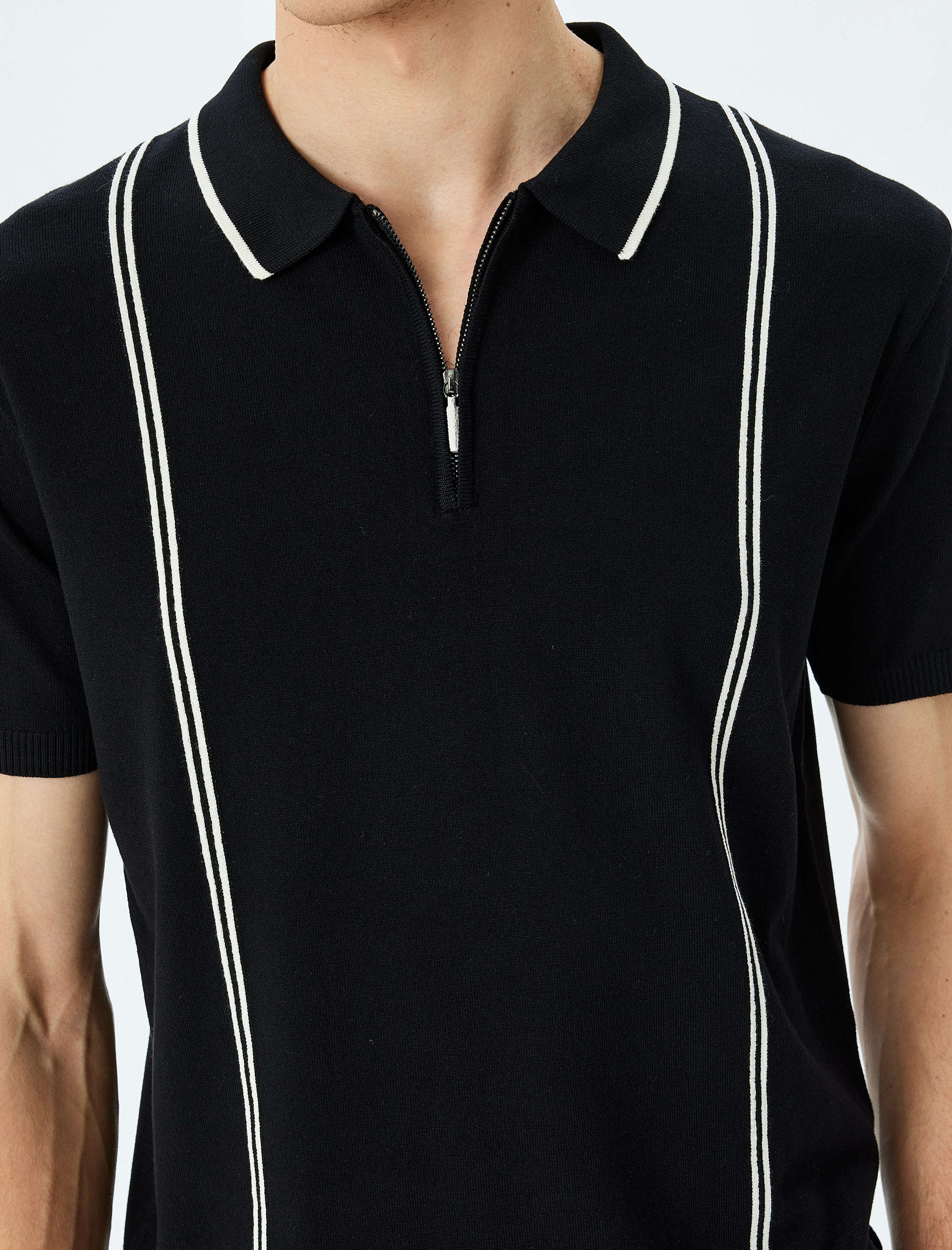   Yarım Fermuarlı Çizgi Detaylı Kısa Kollu Triko Tişört