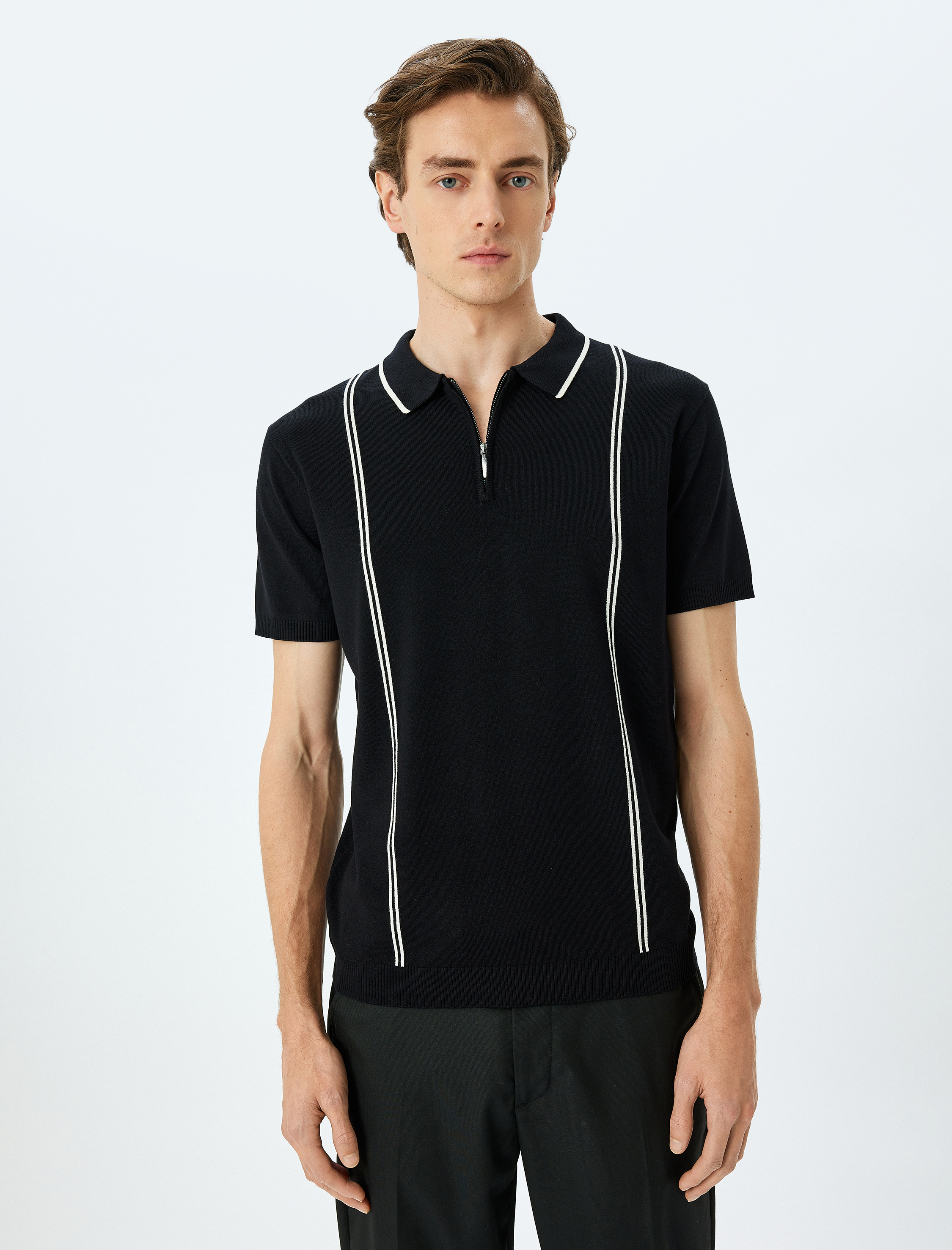   Yarım Fermuarlı Çizgi Detaylı Kısa Kollu Triko Tişört