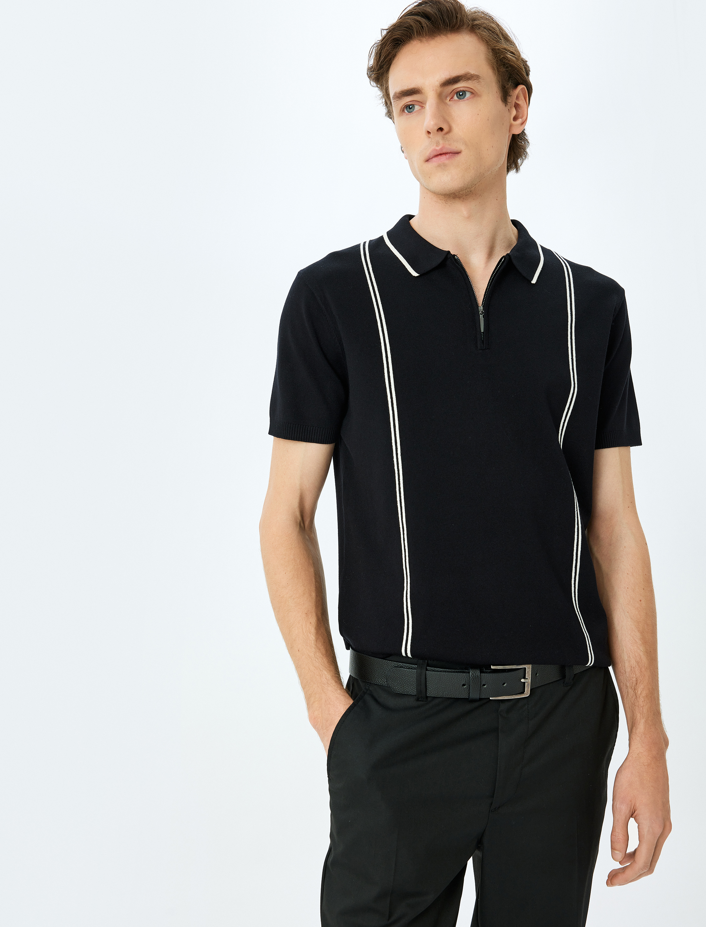   Yarım Fermuarlı Çizgi Detaylı Kısa Kollu Triko Tişört