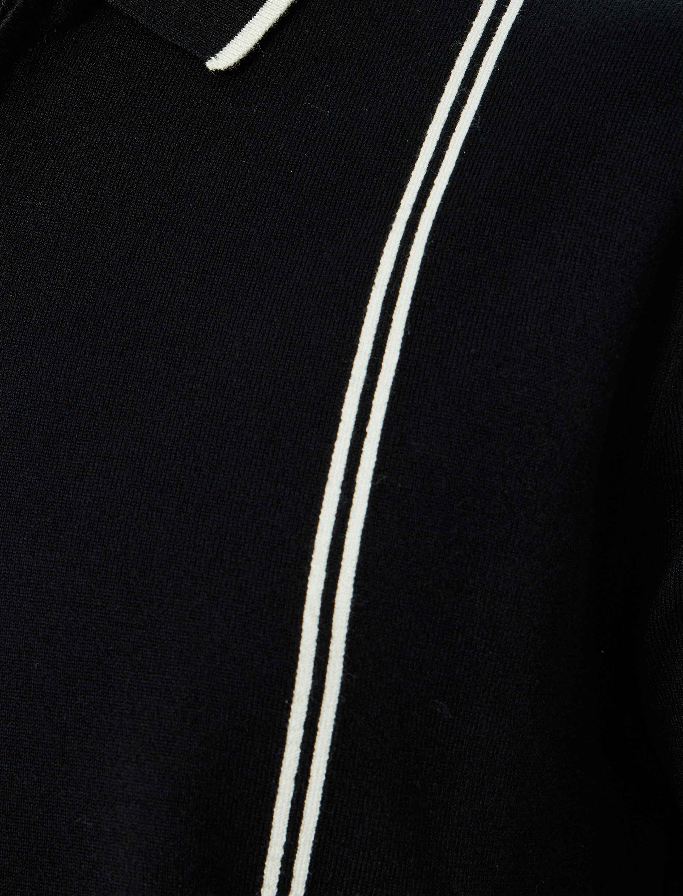   Yarım Fermuarlı Çizgi Detaylı Kısa Kollu Triko Tişört