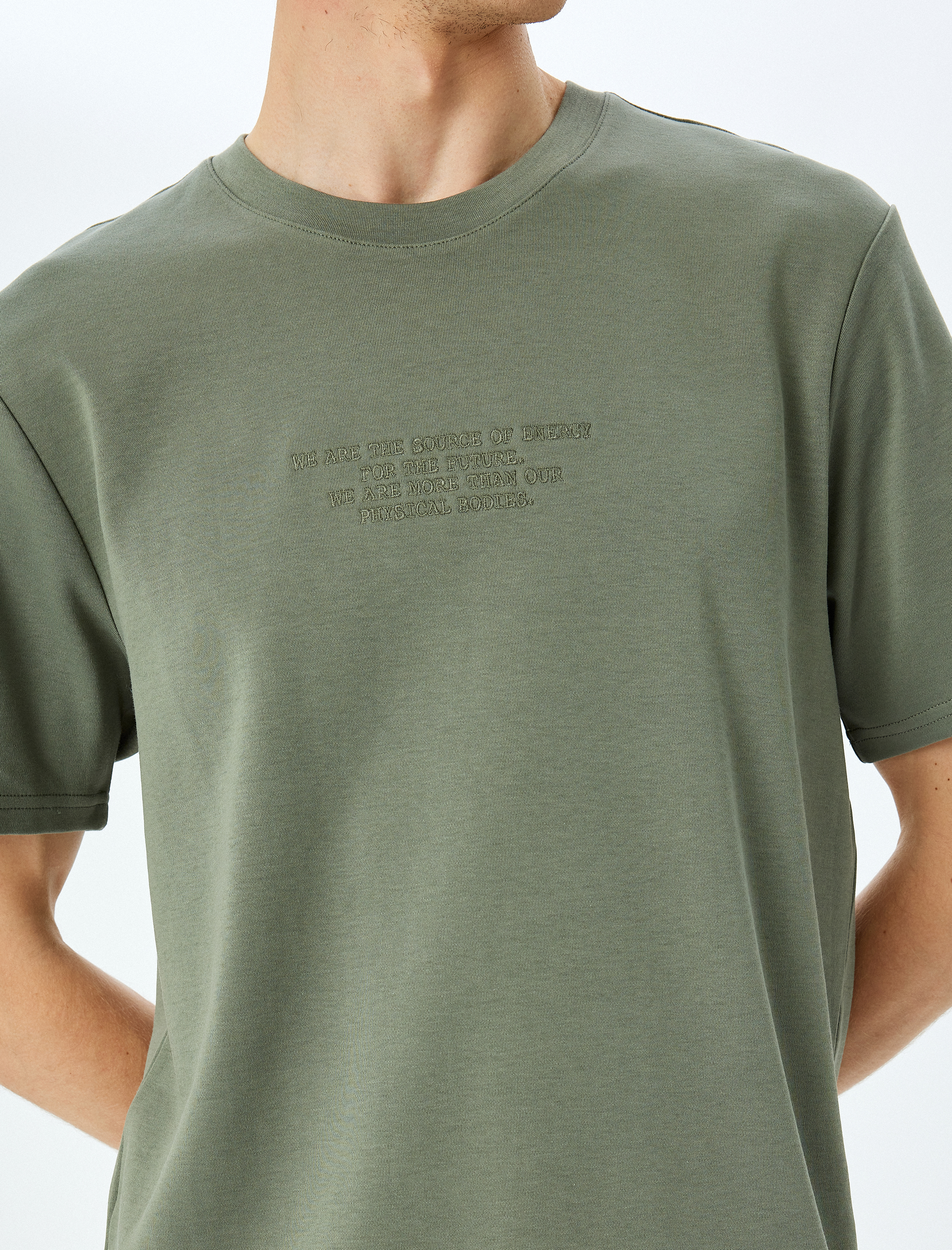   Bisiklet Yaka Tok Kumaş Regular Fit Slogan İşlemeli Kısa Kollu Tişört