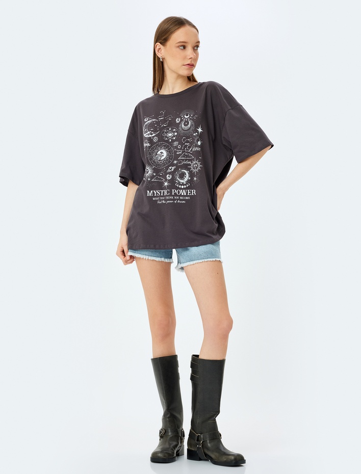  Mistik Baskılı Bisiklet Yaka Kısa Kollu Oversize Tişört