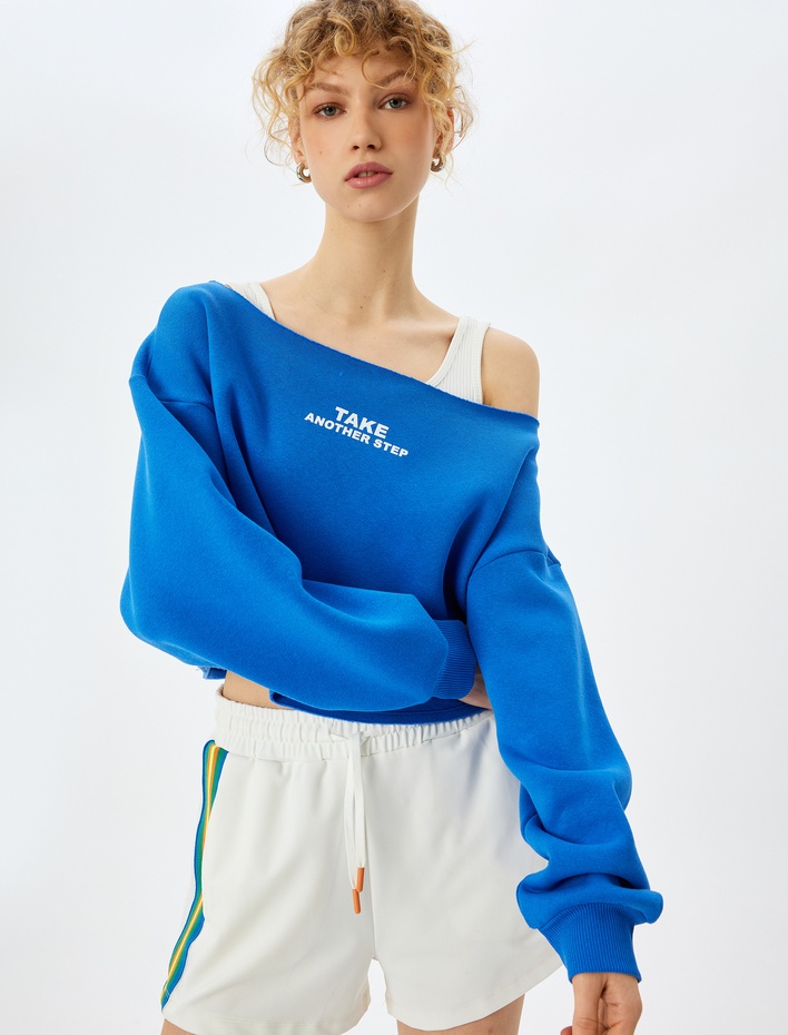  Şardonlu Slogan Baskılı Kayık Yaka Crop Sweatshirt
