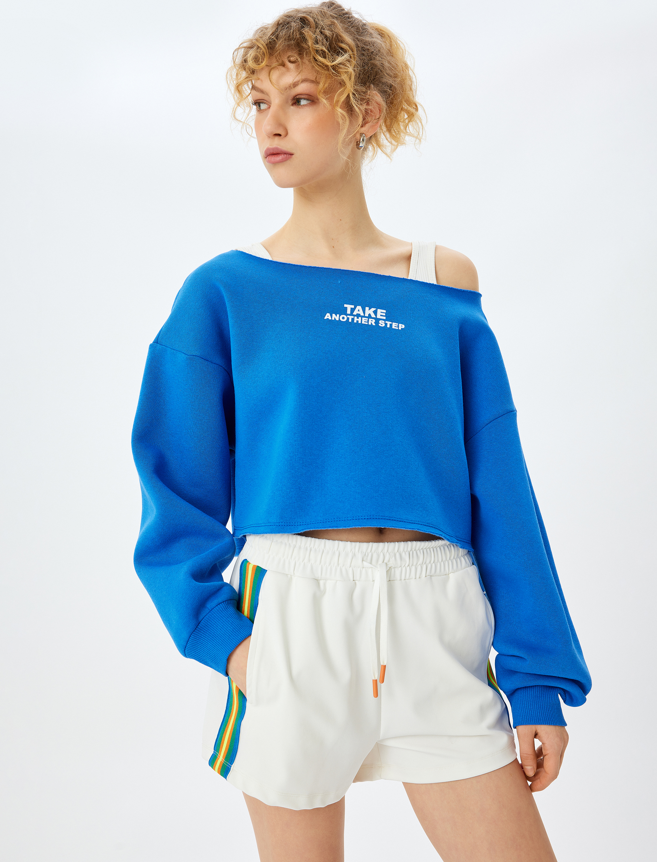 Şardonlu Slogan Baskılı Kayık Yaka Crop Sweatshirt